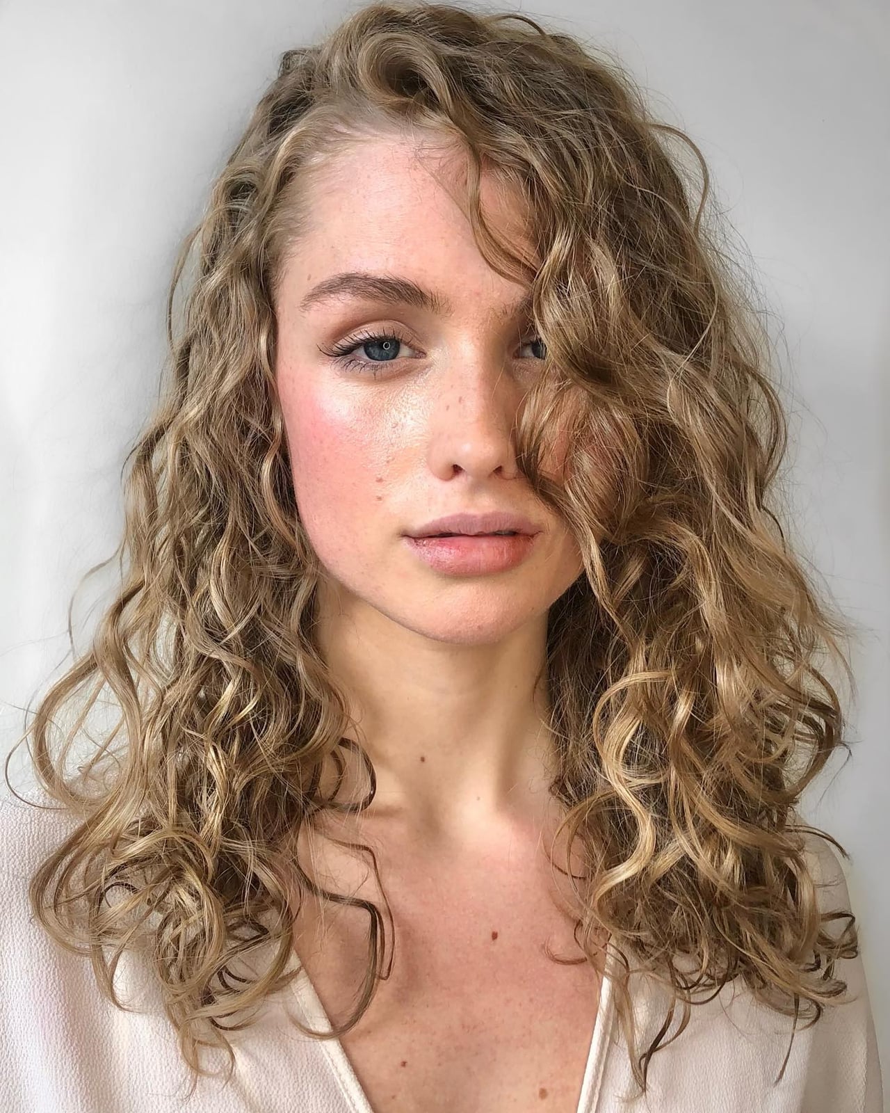 Collarbone Lob With Ash Blonde Highlights Collarbone Lob With Ash Blonde Highlights — Loose Perm 2027