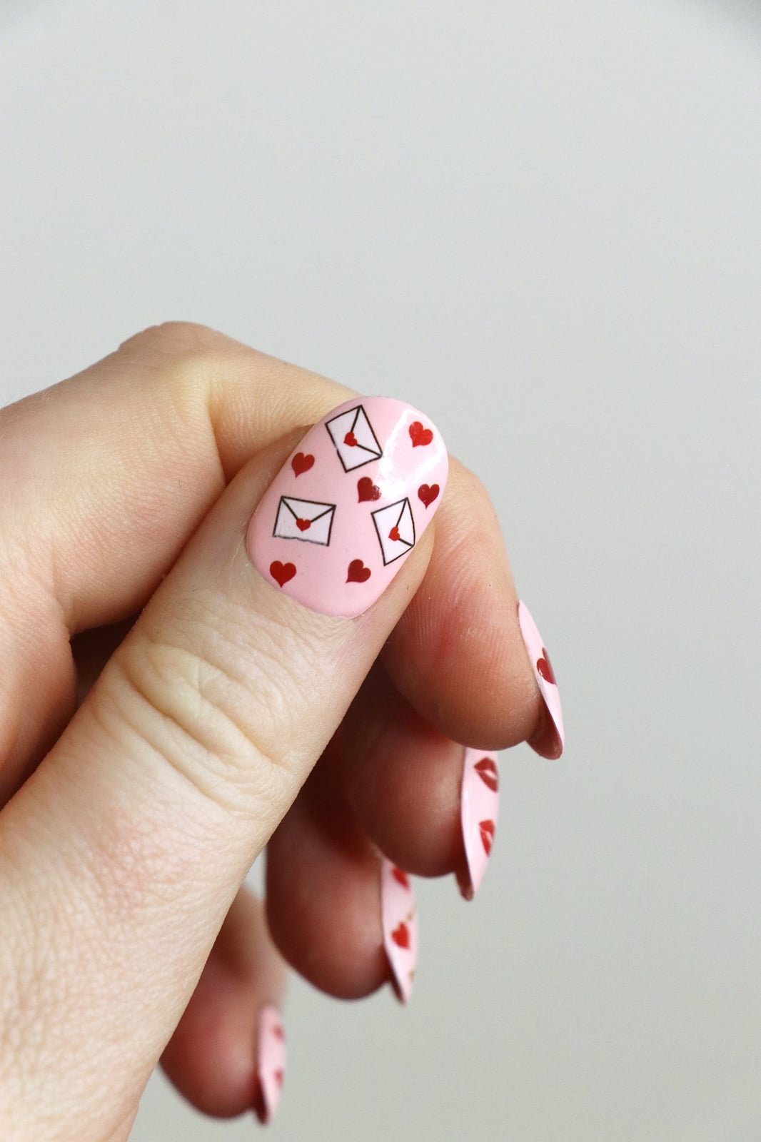 Short Oval Light Pink with Black Outline Envelopes Short Oval Light Pink with Black Outline Envelopes — Love Letter Nails 2027