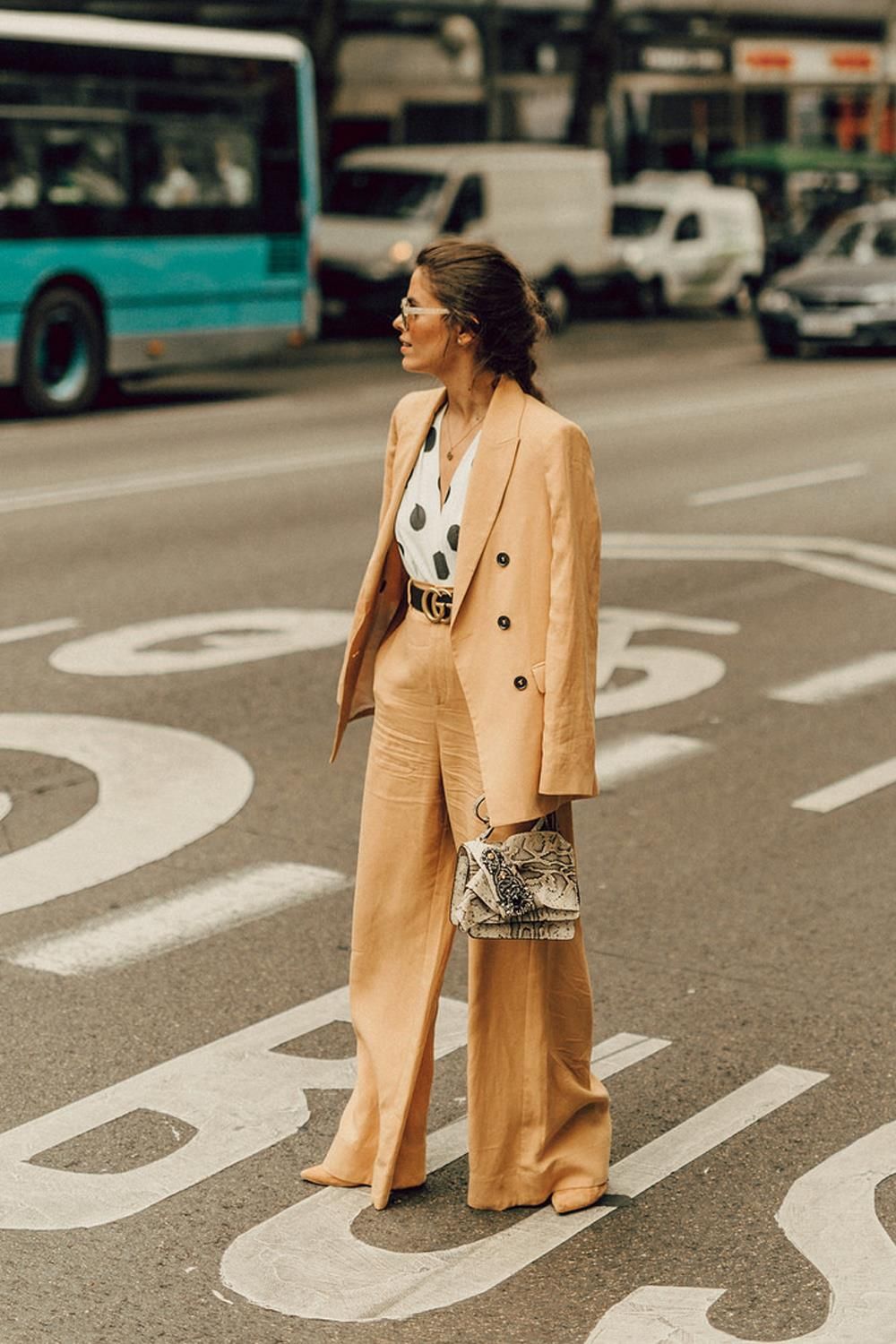 Modern Power Dressing: The Beige Linen Suit for Interviews Modern Power Dressing: The Beige Linen Suit for Interviews — Interview Outfits 2027