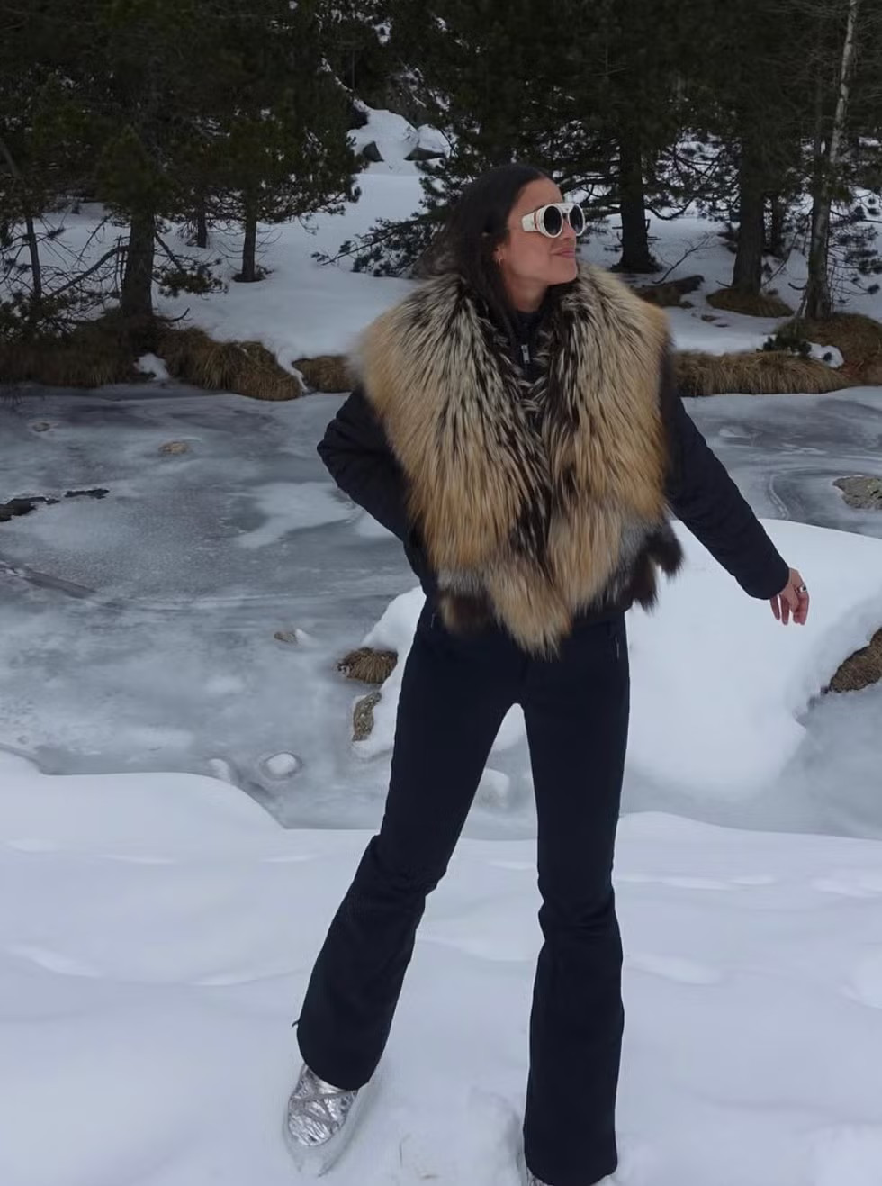 Black Ski Jacket with Oversized Fur Collar and Moon Boots Black Ski Jacket with Oversized Fur Collar and Moon Boots — Apres Ski Outfits 2027