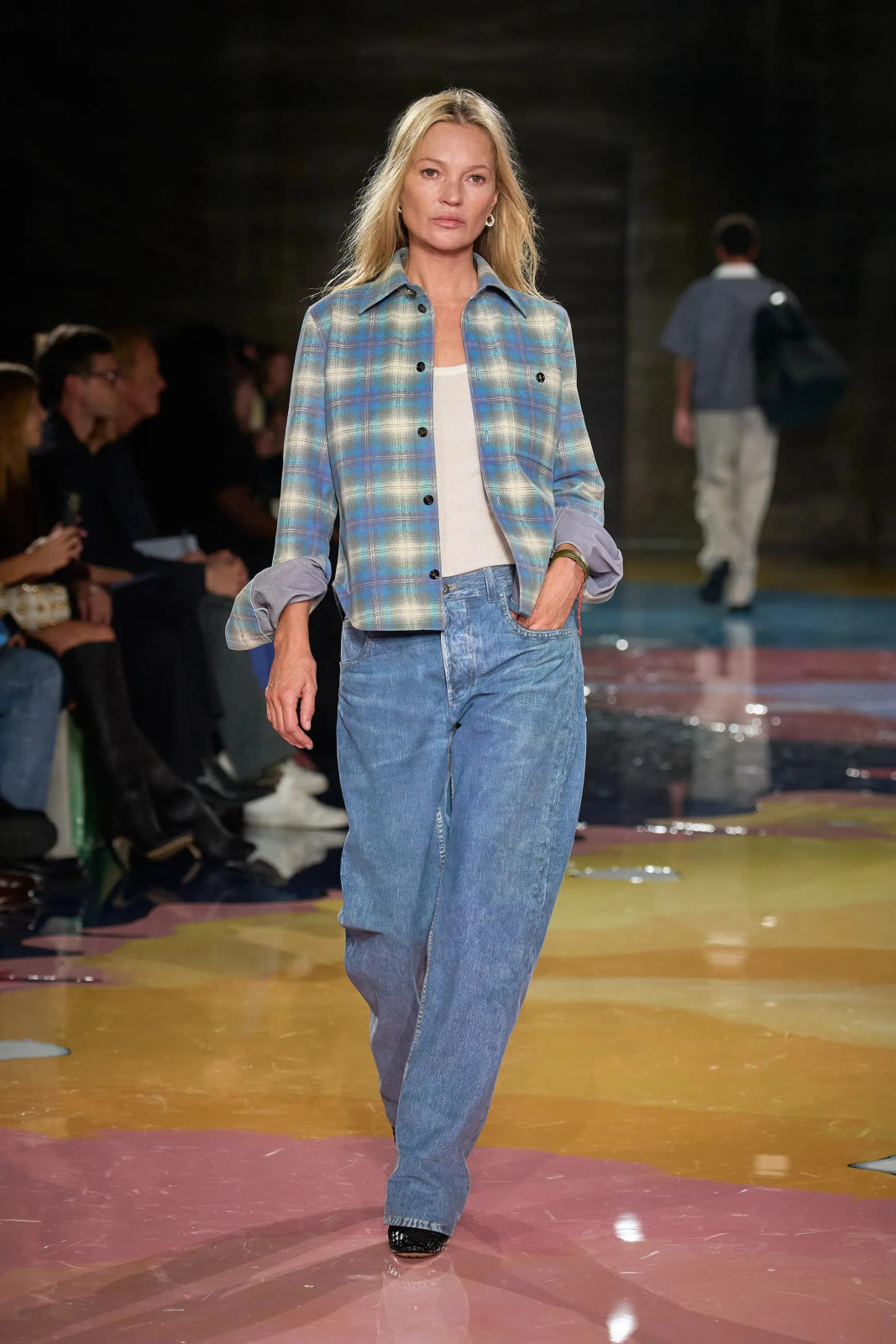 Effortless Street Style: Oversized Plaid Shirt and Wide-Leg Jeans Effortless Street Style: Oversized Plaid Shirt and Wide-Leg Jeans — Plaid Outfits 2027