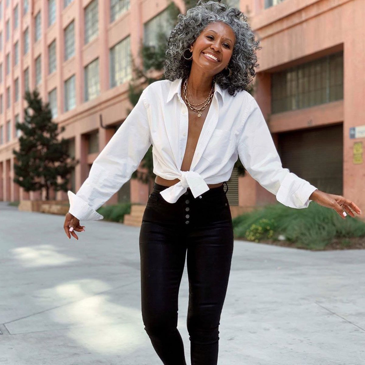 Casual Cool: Black Skinny Jeans with a Tied Shirt Casual Cool: Black Skinny Jeans with a Tied Shirt — Skinny Jeans Outfits 2027