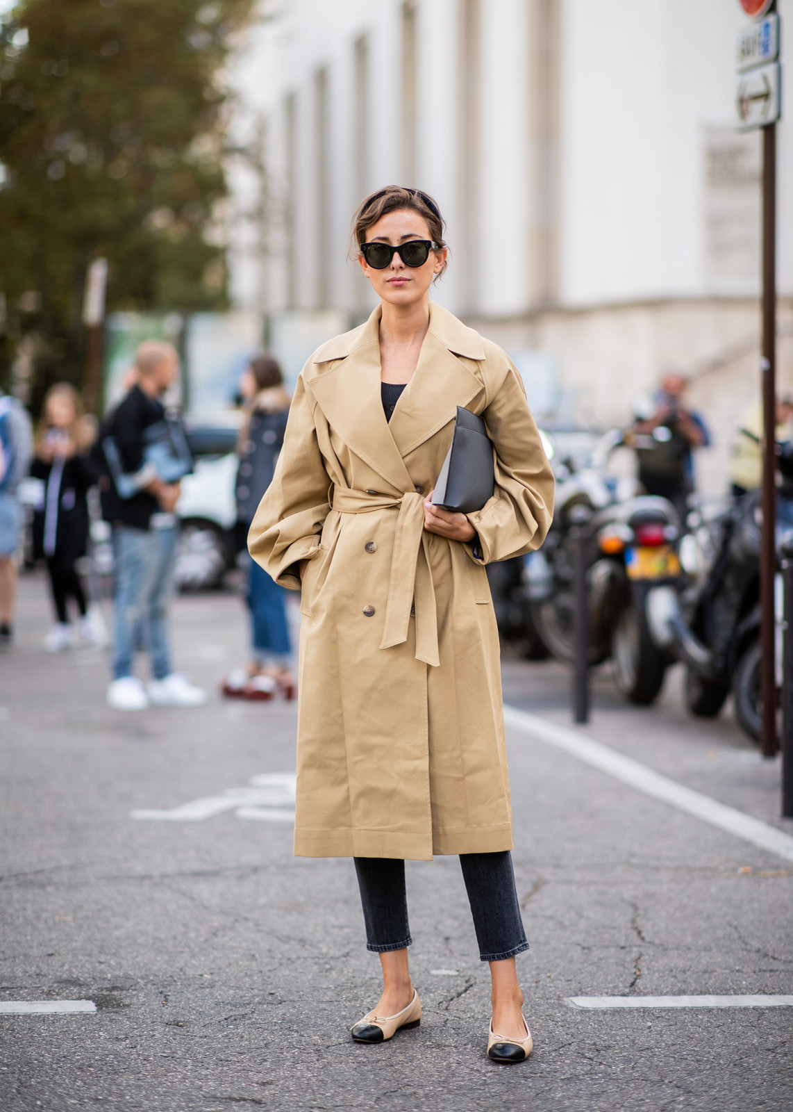 Chic Layers: Grey Skinny Jeans with a Beige Trench Coat Chic Layers: Grey Skinny Jeans with a Beige Trench Coat — Skinny Jeans Outfits 2027