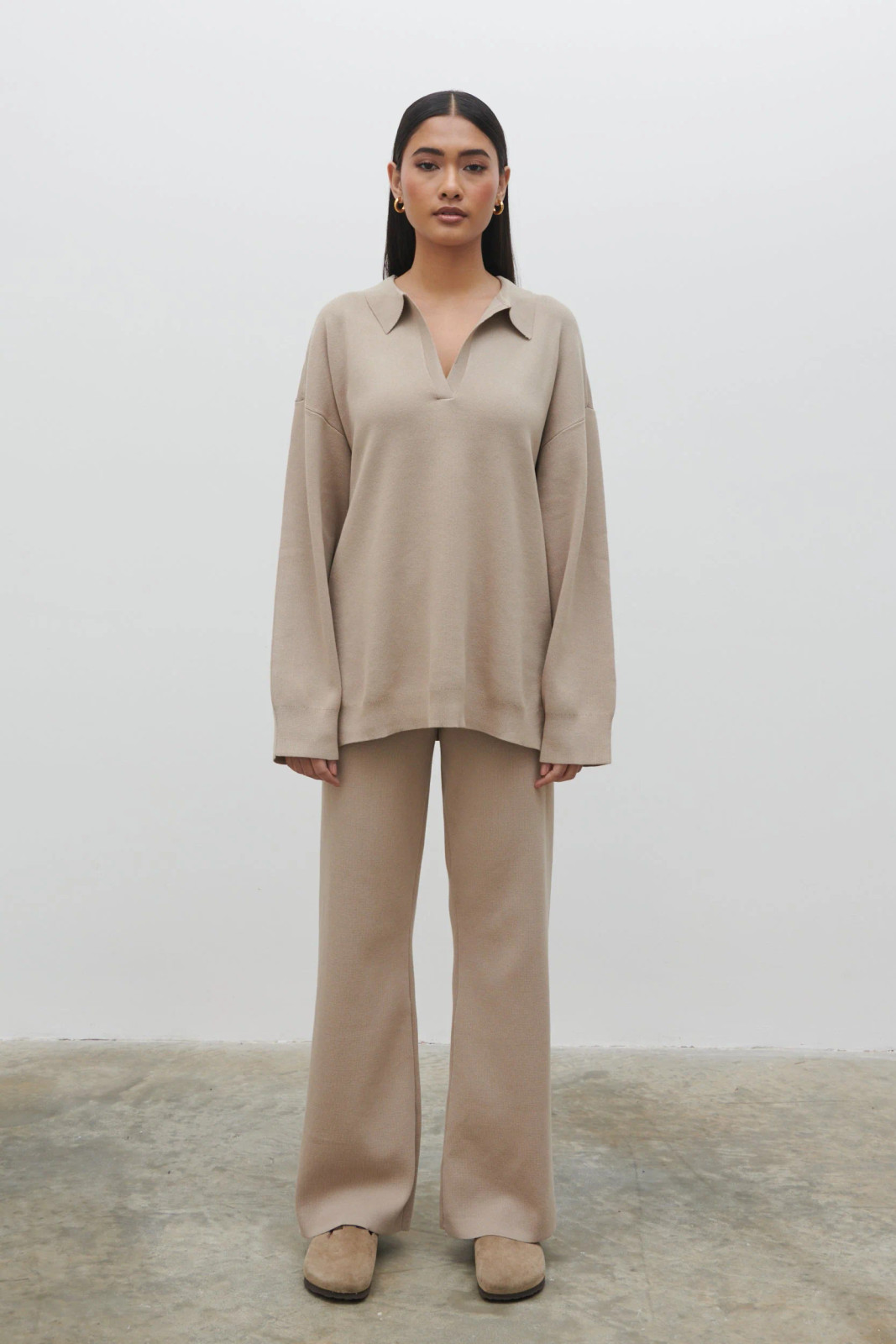 Beige Oversized Collared Sweater and Wide-Leg Trousers Beige Oversized Collared Sweater and Wide-Leg Trousers — Oversized Sweater Outfits 2027