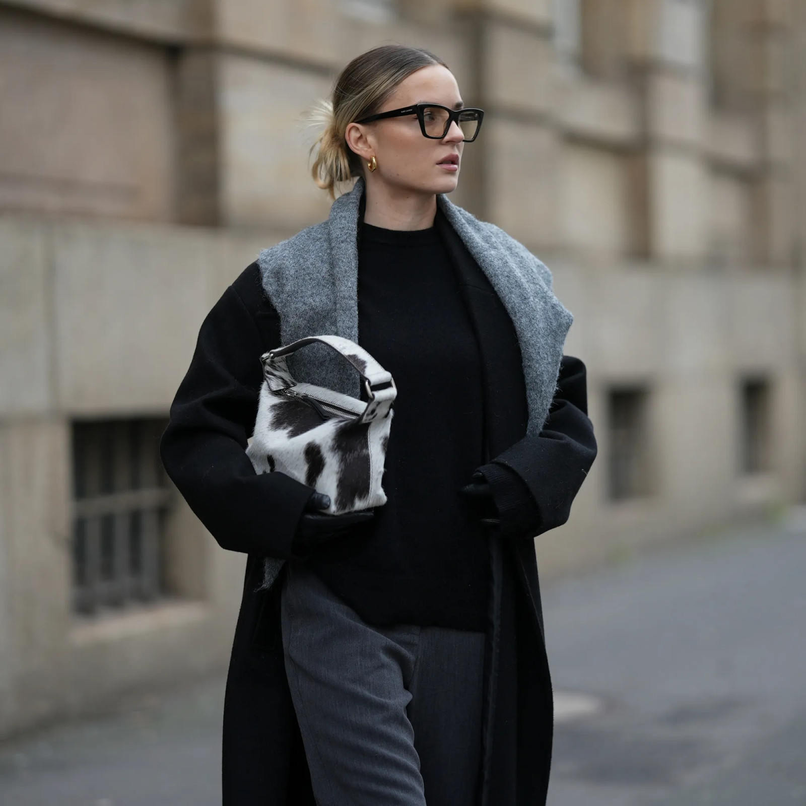Black Oversized Sweater Under Coat with Cow Print Bag Black Oversized Sweater Under Coat with Cow Print Bag — Oversized Sweater Outfits 2027