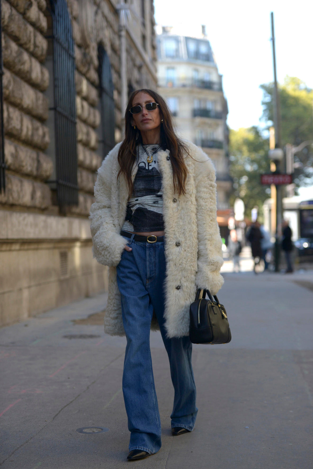 Blue Wide-Leg Jeans with Patterned Top and White Fluffy Coat Blue Wide-Leg Jeans with Patterned Top and White Fluffy Coat — Skinny Flare Pants Outfits 2027