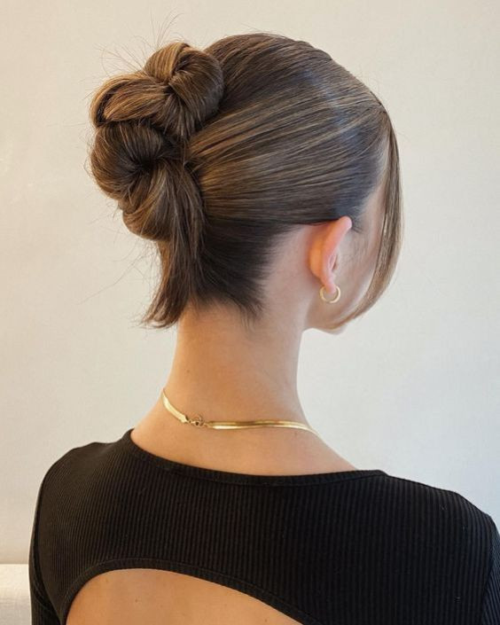Collarbone Visual Idea — Easy Updos 2027