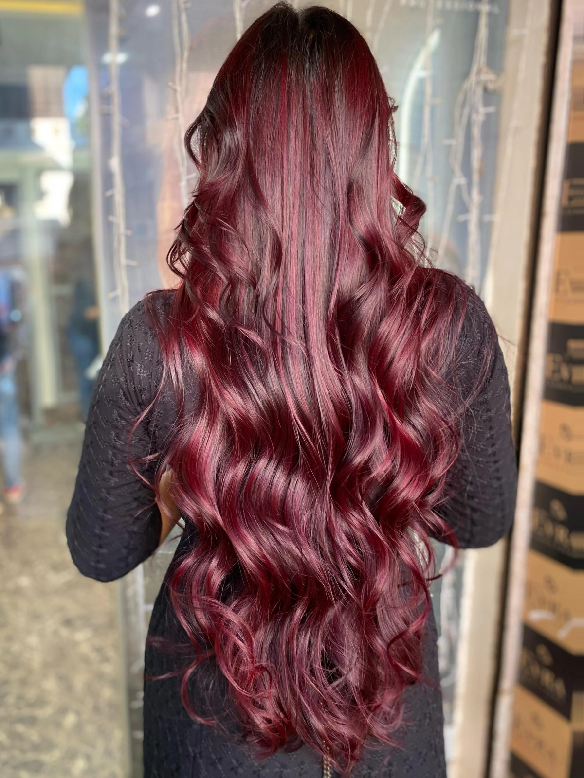 Long Wavy Mulled Wine With Red Highlights Long Wavy Mulled Wine With Red Highlights — Mulled Wine Hair 2027