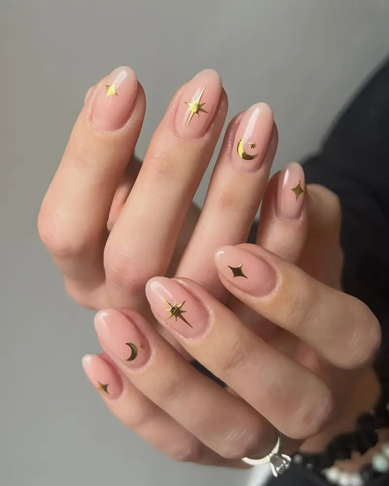 Gold Celestial Motif Oval Nails Gold Celestial Motif Oval Nails — Round Nails 2027