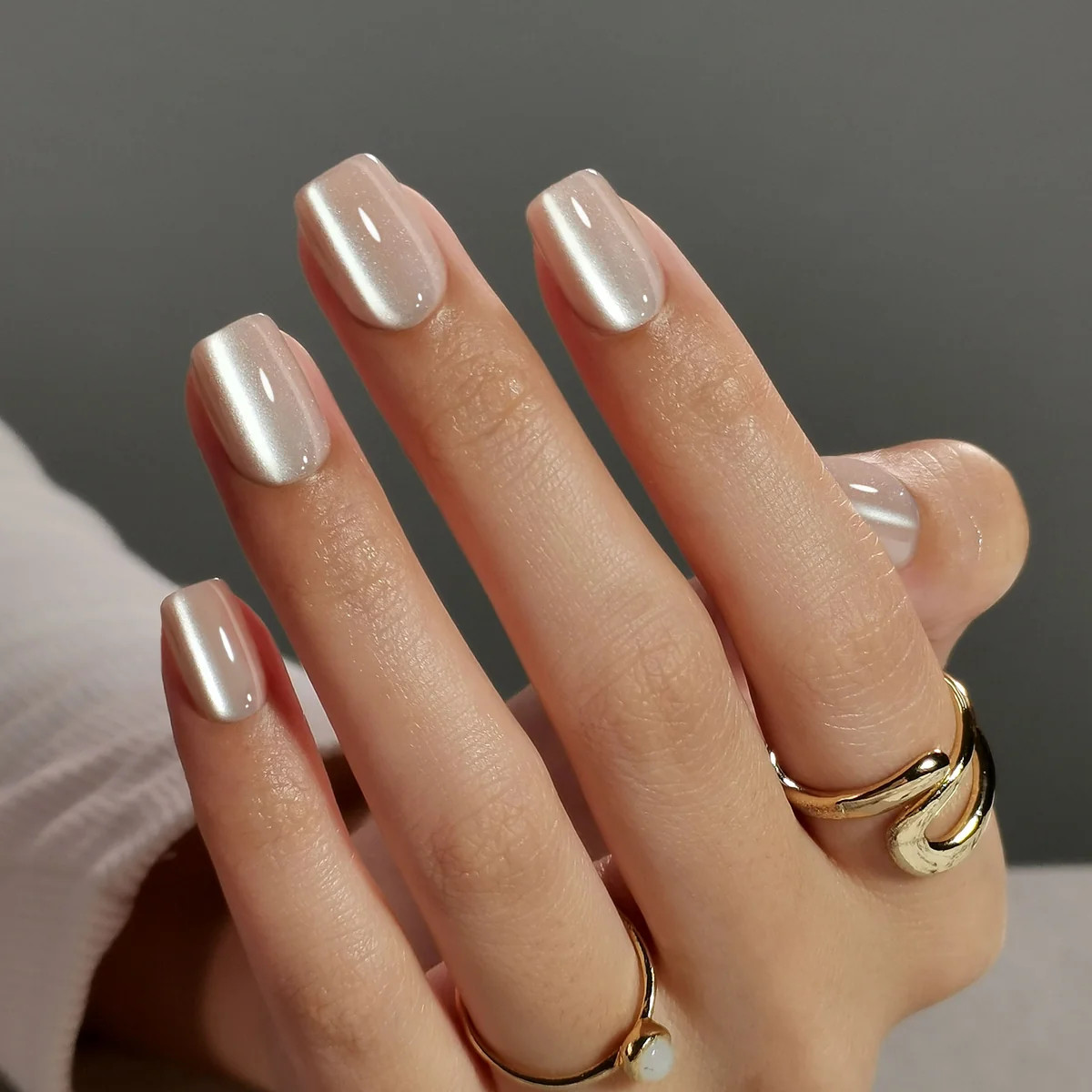 Light Beige Pearlescent Cat-Eye Nails Light Beige Pearlescent Cat-Eye Nails — Square Nails 2027