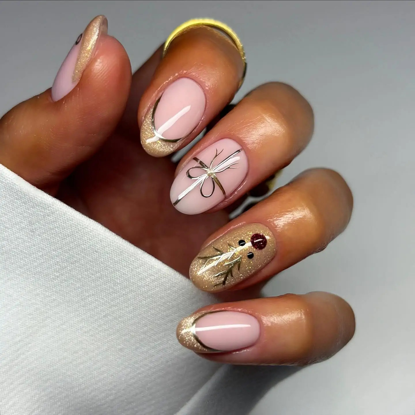 Glossy Glitter Visual Idea Glossy Glitter Visual Idea — Gold Christmas Nails 2026
