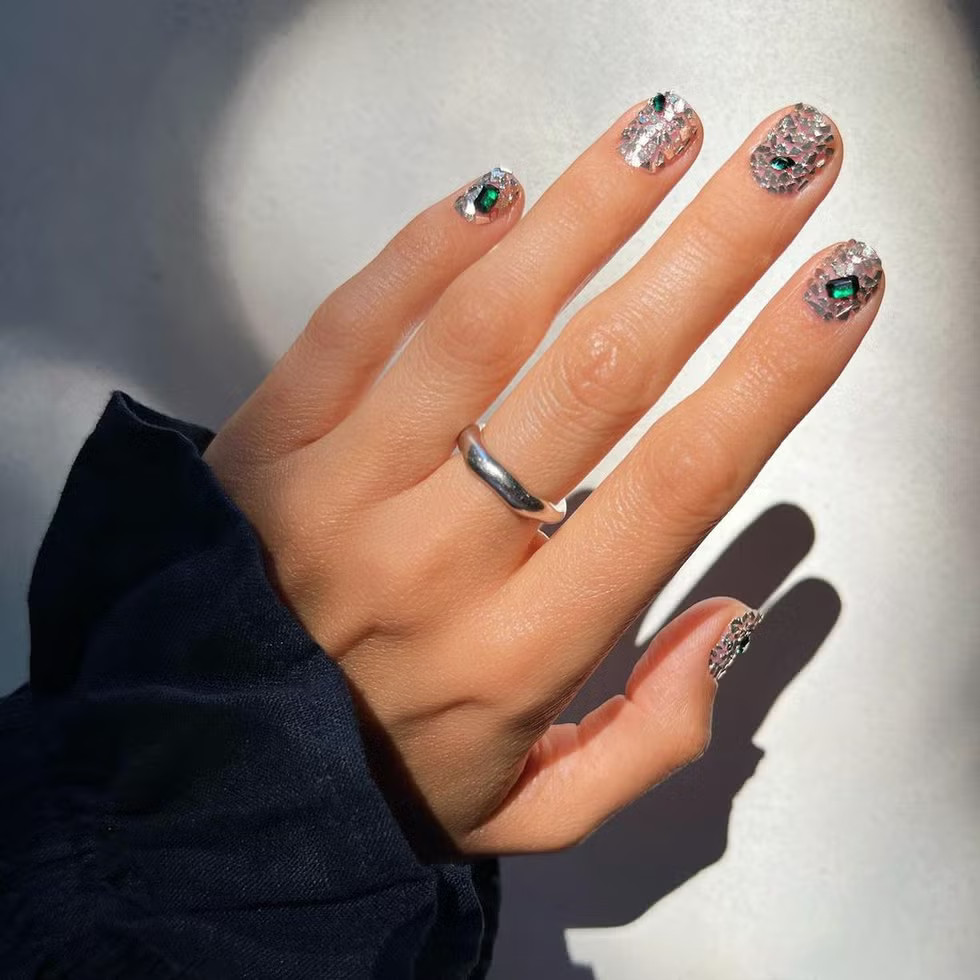 Silver Glitter with Emerald Rhinestone Short Oval Nails Silver Glitter with Emerald Rhinestone Short Oval Nails — Glitter Christmas Nails 2026