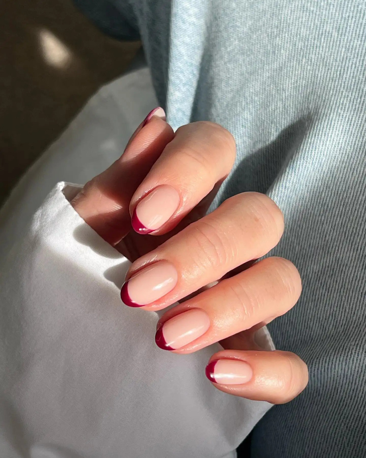 15 ideas de uñas burdeos elegantes que serán tendencia en 2025 y copiarán las mujeres elegantes