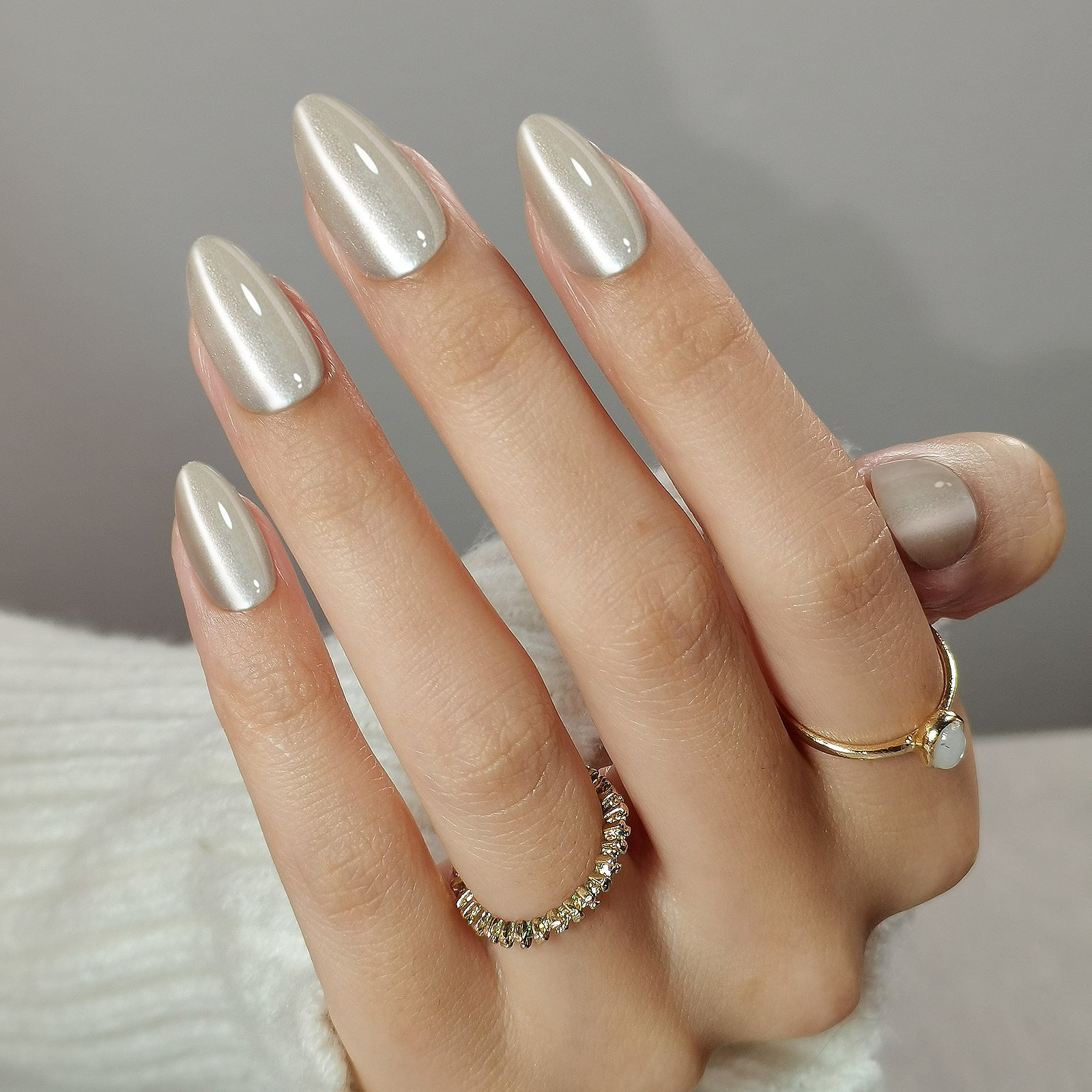 Pearlescent Gray Cat-Eye Shimmer Nails Pearlescent Gray Cat-Eye Shimmer Nails — Winter Gray Nails 2027