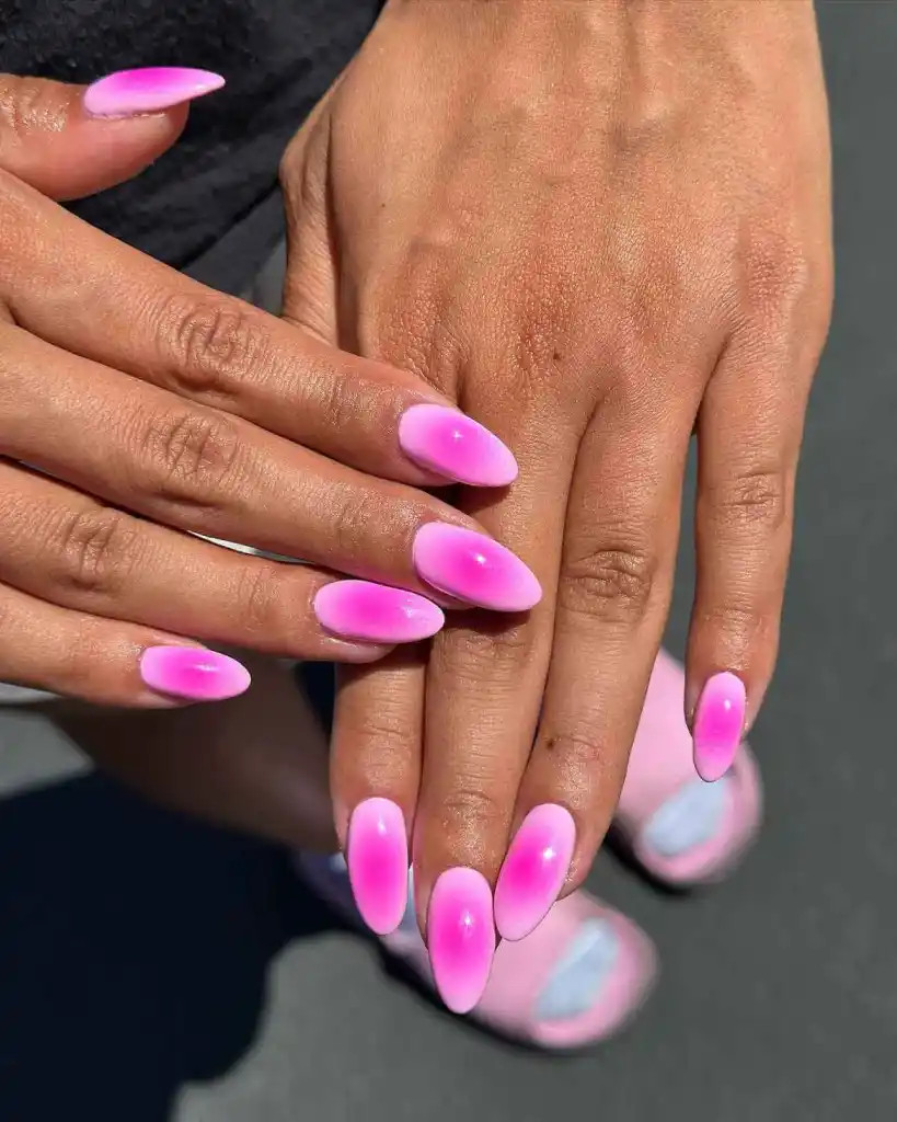 7 manicuras 'aura nails' que son tendencia este verano 2026 porque potencian el bronceado