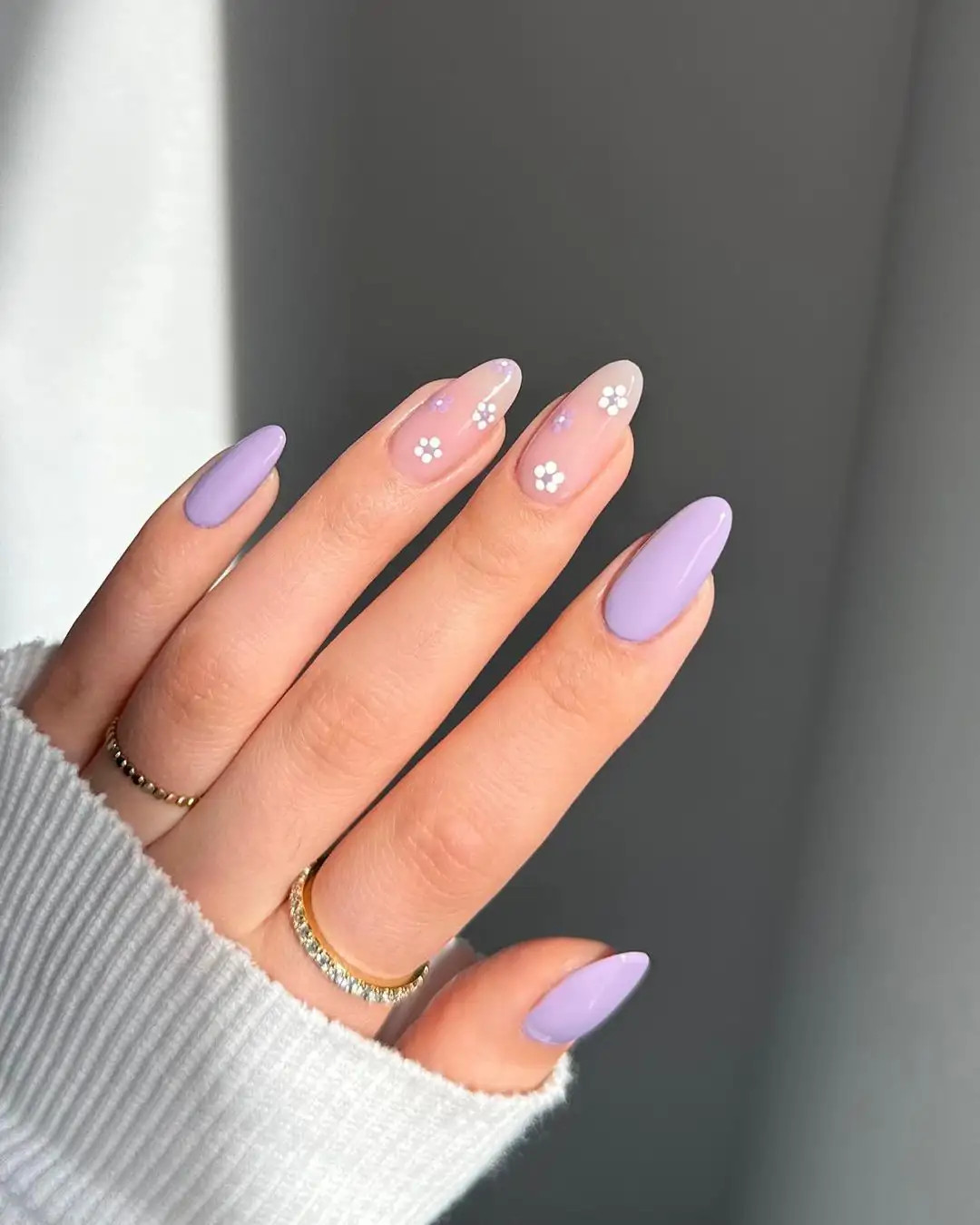 Small White Flowers On Accent Nails Visual Idea Small White Flowers On Accent Nails Visual Idea — Bright Summer Nails 2027