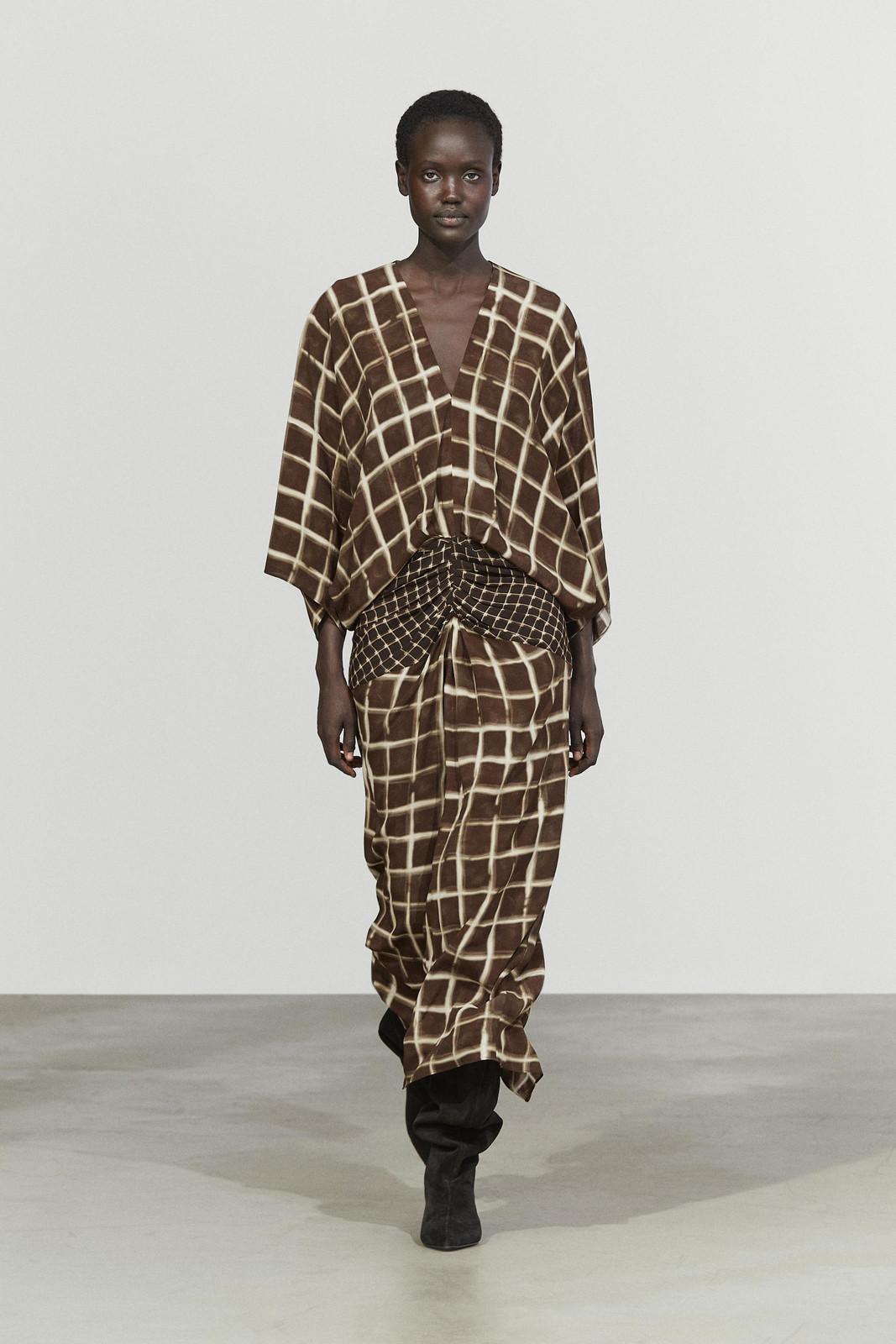 Plaid Silk Dress for Sophisticated Evenings Plaid Silk Dress for Sophisticated Evenings — Dubai Outfits 2027