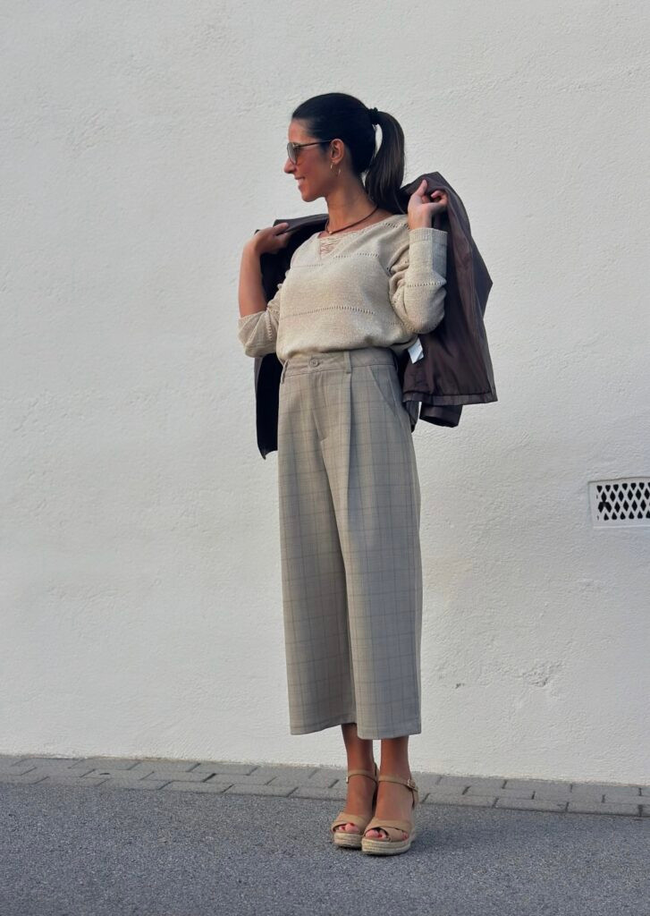 Chic Plaid Trousers Paired with a Textured Knit and Jacket Chic Plaid Trousers Paired with a Textured Knit and Jacket — Lisbon Outfits 2027