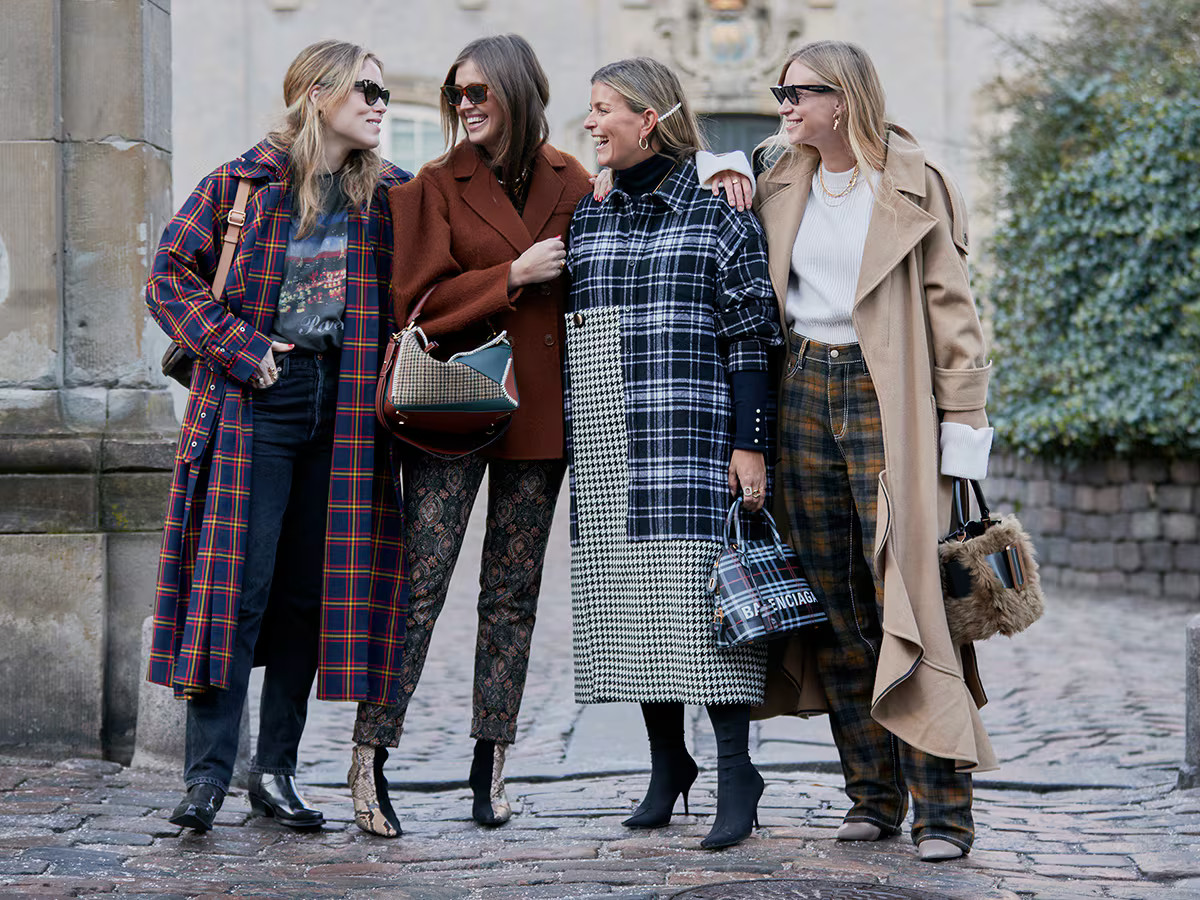 Long Plaid Coat and Turtleneck for a Cozy, Patterned Look Long Plaid Coat and Turtleneck for a Cozy, Patterned Look — Scandi Outfits 2027