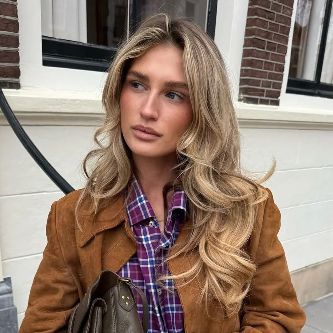 Ash Blonde Mid-Back Voluminous Waves Ash Blonde Mid-Back Voluminous Waves — Roller Set Hairstyles 2027