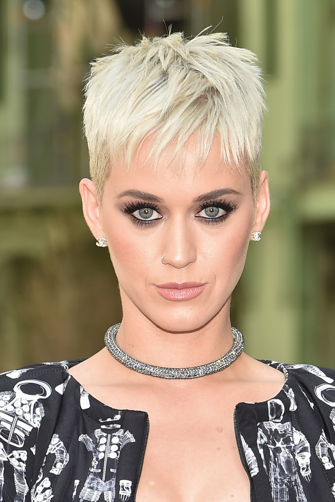 Visual Idea — A Platinum Blonde Pixie Cut With Short — Pixie 2027 for Oval Face