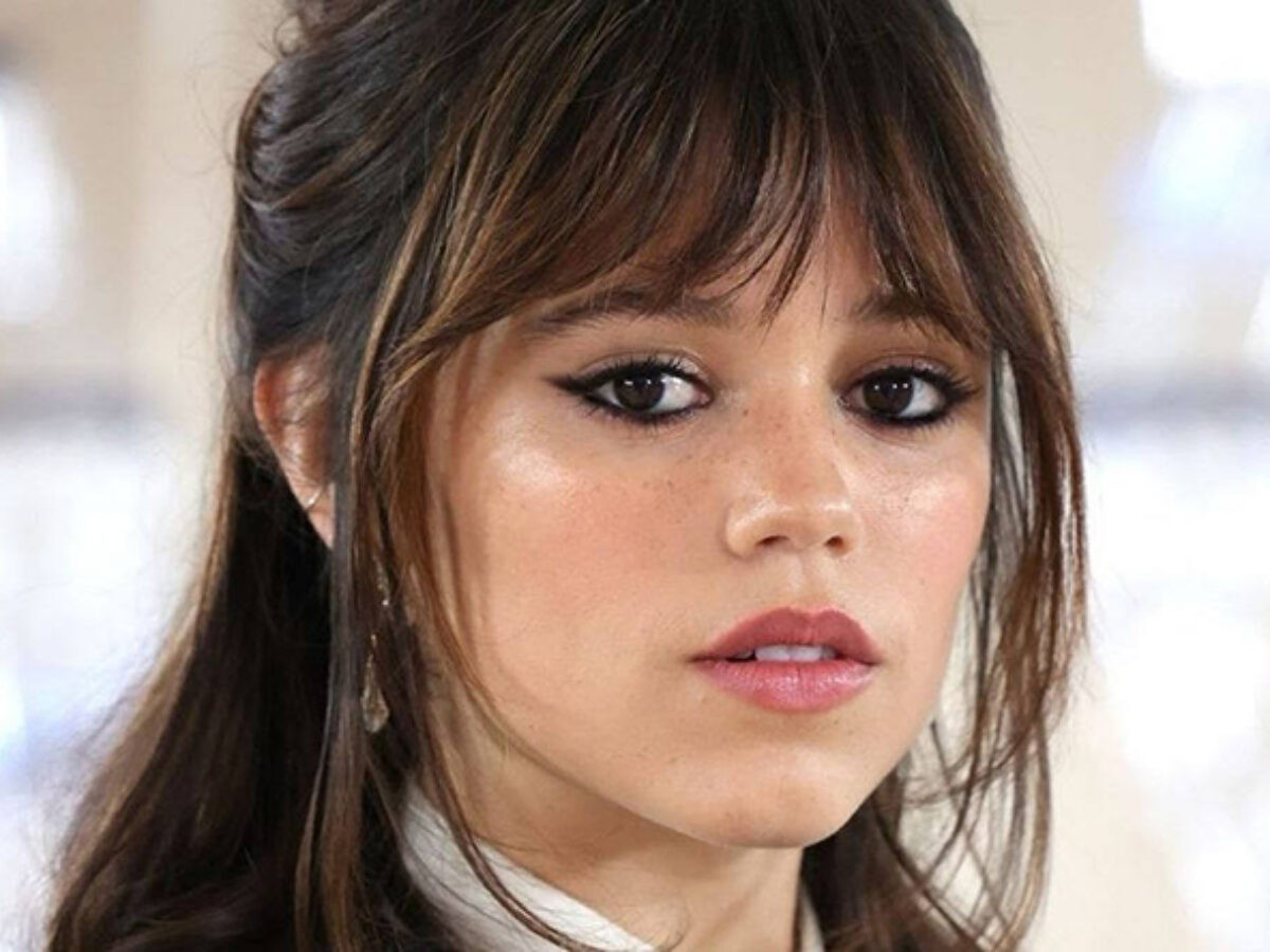 Mid-Back Wavy With Curtain Bangs Half-Up — Bold Bangs 2027