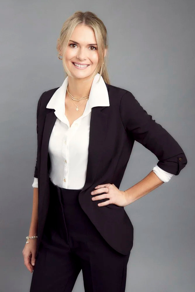 Fitted Black Blazer and White Shirt for a Crisp, Professional Ensemble Fitted Black Blazer and White Shirt for a Crisp, Professional Ensemble — Realtor Outfits 2027