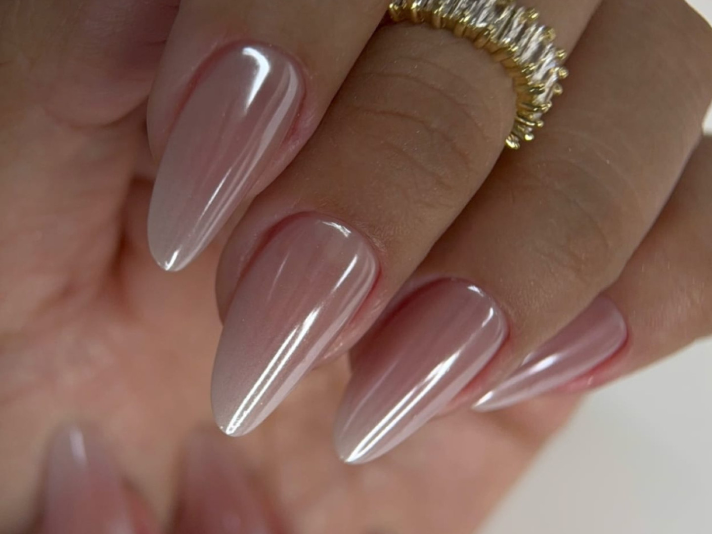 Captivating Iridescent Chrome Stilettos Captivating Iridescent Chrome Stilettos — Neutral Wedding Nails 2027