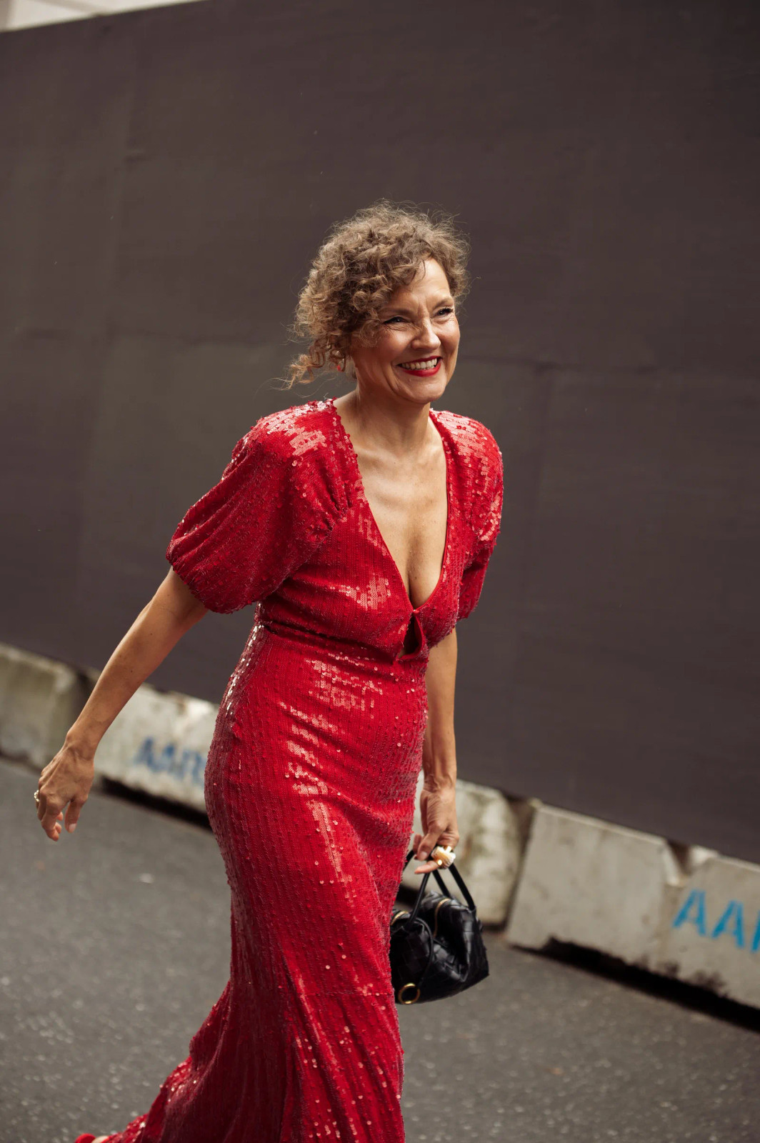 Vestidos de invitada para mujeres de 50 años (o más): 10 looks favorecedores aprobados por una editora de novias | Vogue España