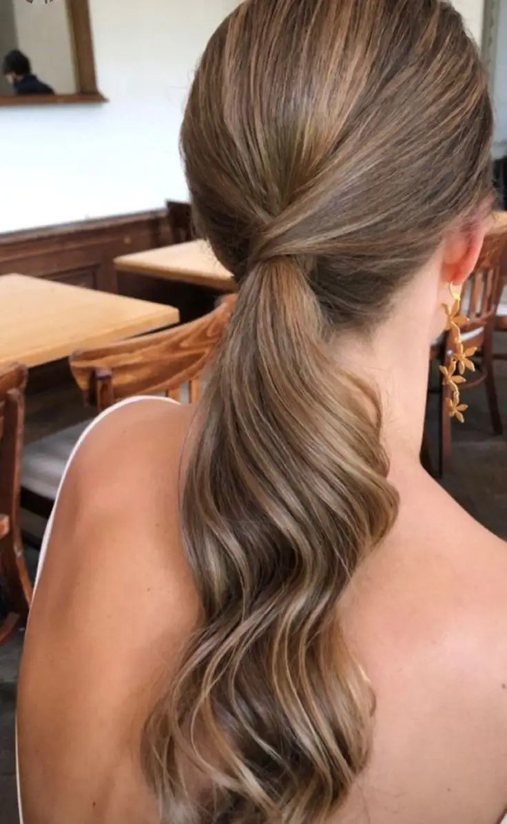 Loose Wavy Ponytail With Honey Balayage Loose Wavy Ponytail With Honey Balayage — Easy Ponytail Hairstyles 2027