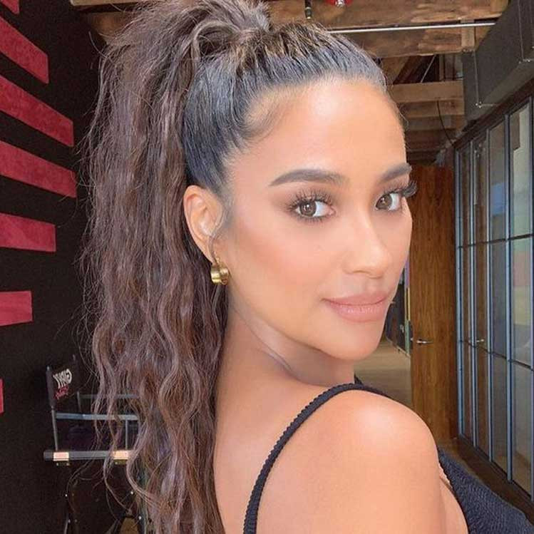Mid-Back Curly High Ponytail With Wispy Bangs Mid-Back Curly High Ponytail With Wispy Bangs — Easy Ponytail Hairstyles 2027