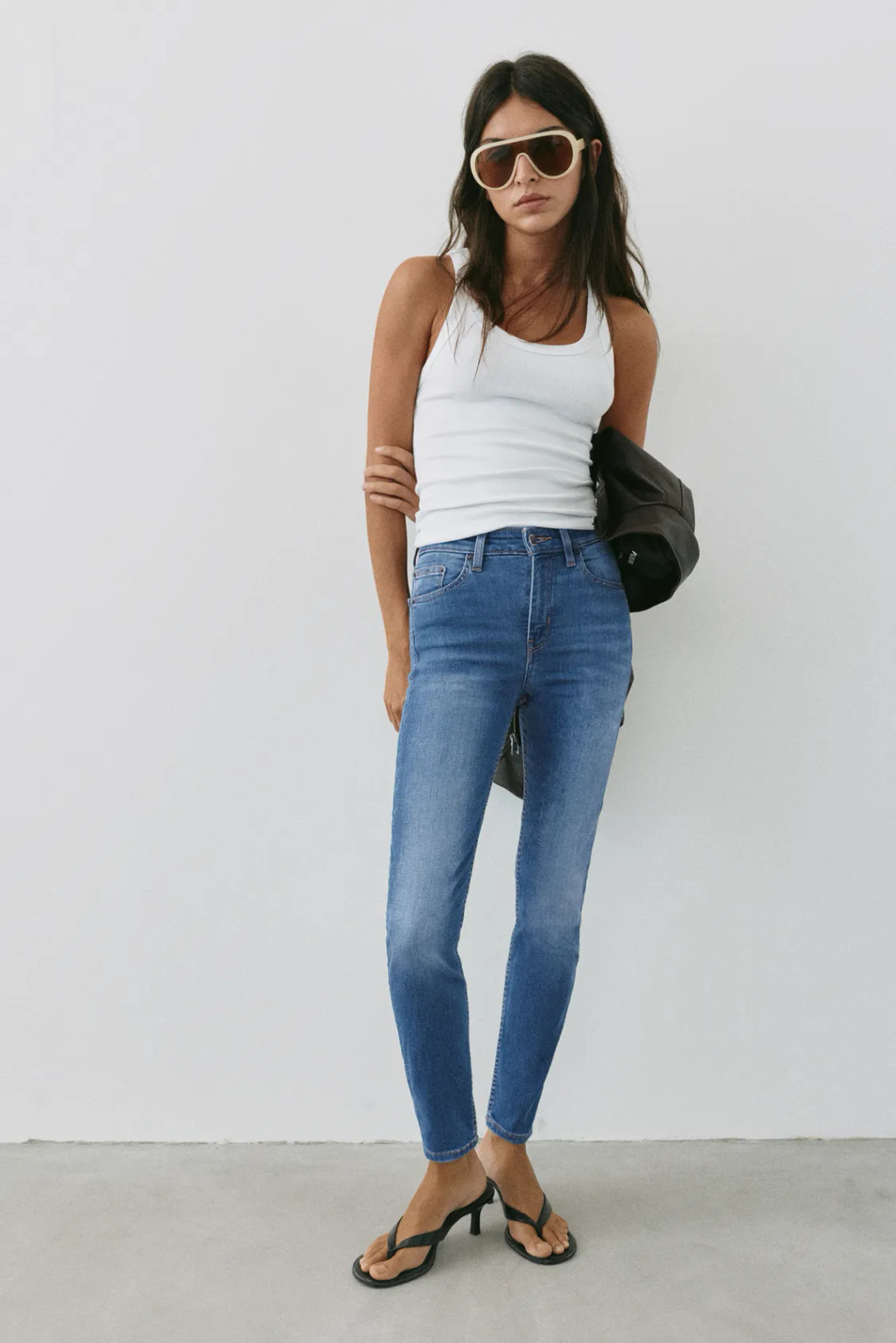 Skinny Blue Wash Jeans with White Tank and Thong Heels — Scene Skinny Jeans Outfits 2027