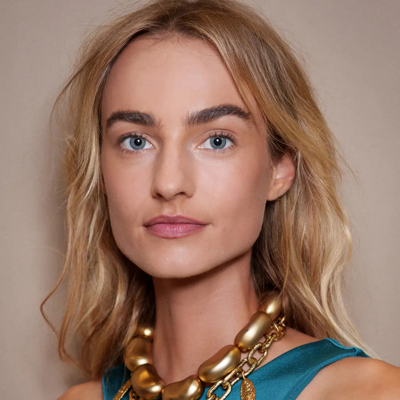 Collarbone Layered Ash Blonde Collarbone Layered Ash Blonde — Hair Color 2027 for Olive Skin