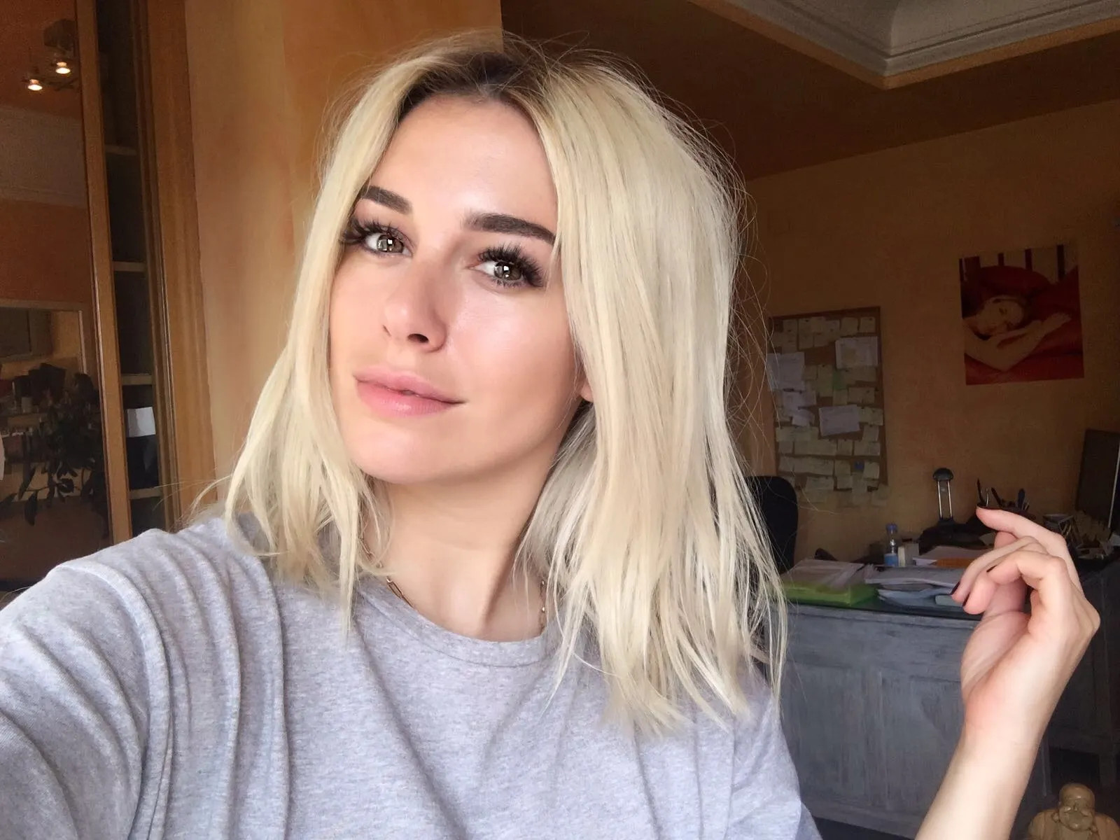 Collarbone Lob In White Blonde Collarbone Lob In White Blonde — White Hair 2027