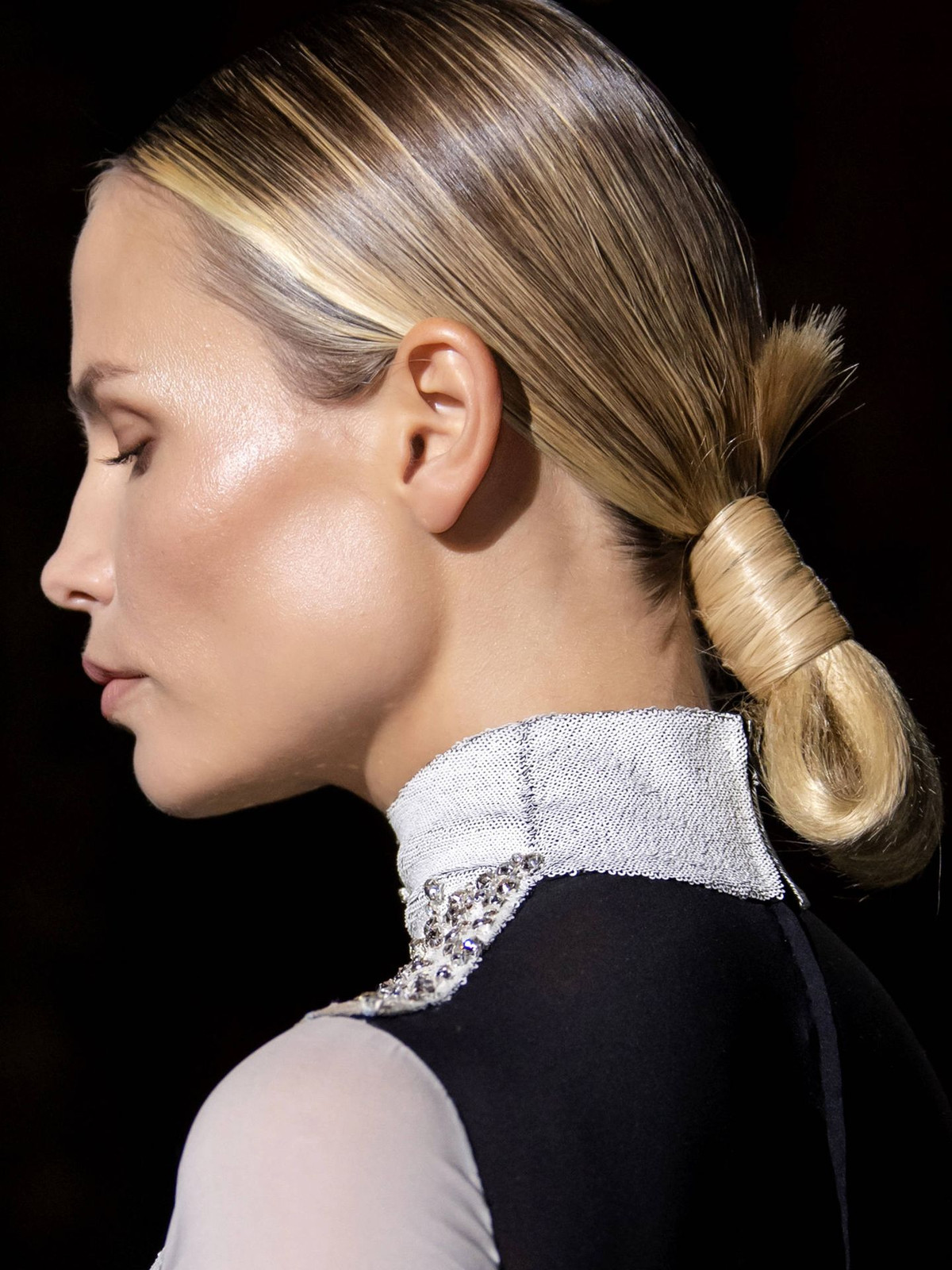High Gloss Blonde Root Shadow Pony High Gloss Blonde Root Shadow Pony — Sleek Ponytail 2027
