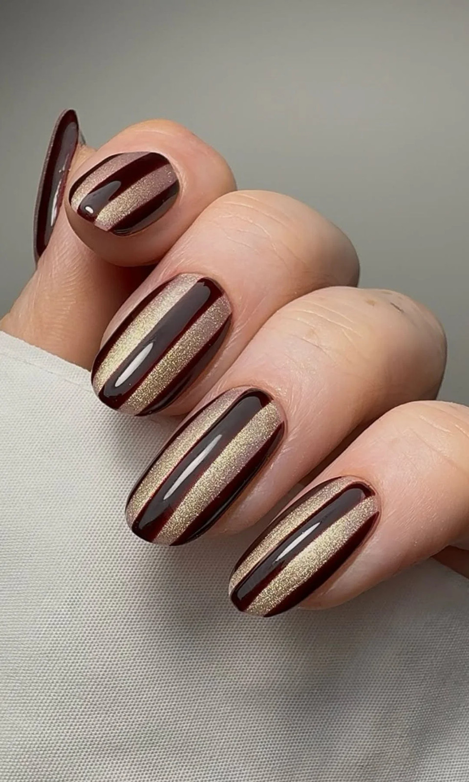 Dark Brown Gold Glitter Diagonal Stripe Nails Dark Brown Gold Glitter Diagonal Stripe Nails — Frosted Nails 2027