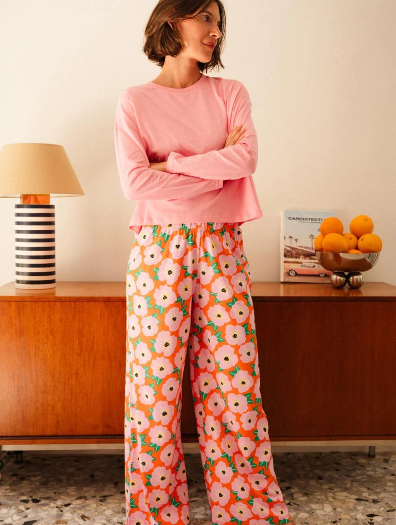 Pink T-Shirt and Floral Wide-Leg Pants for Casual Comfort Pink T-Shirt and Floral Wide-Leg Pants for Casual Comfort — Dorm Outfits 2027