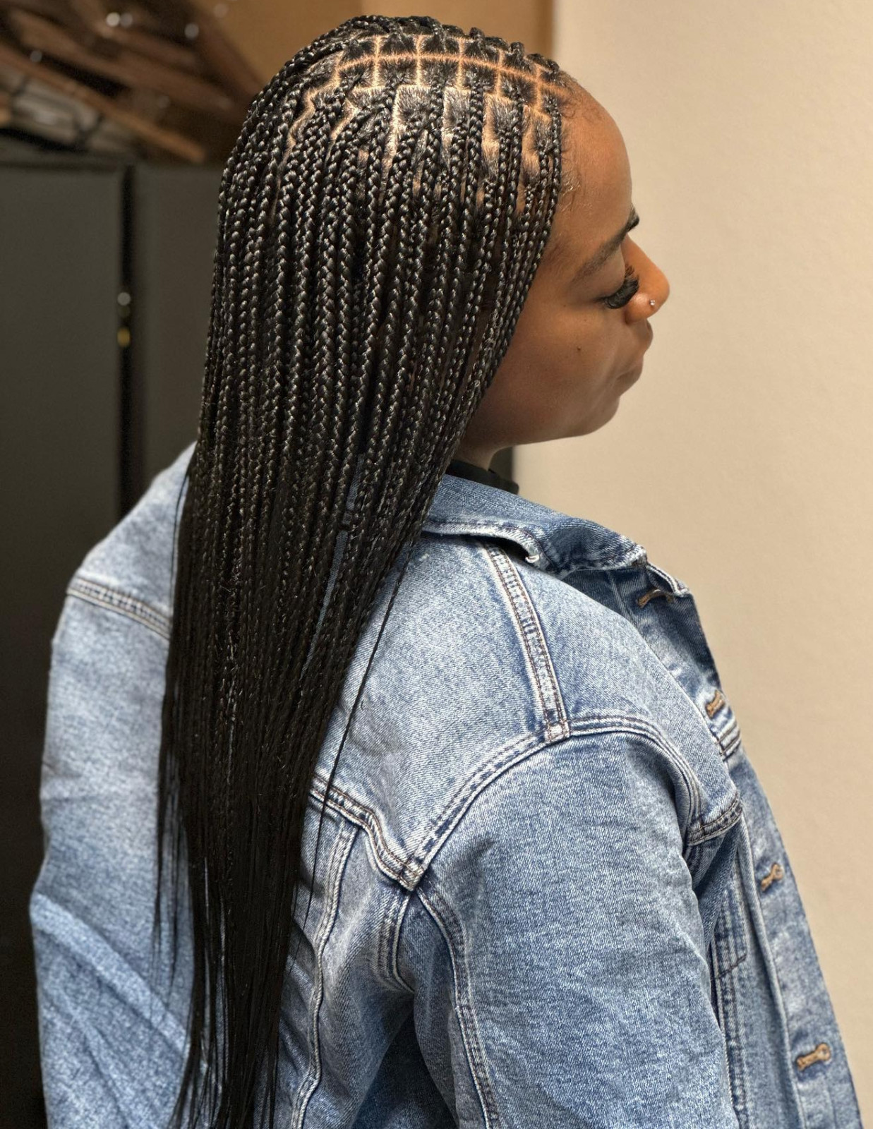 30 peinados con microtrenzas elegantes y creativos que te encantarán - Hair Adviser