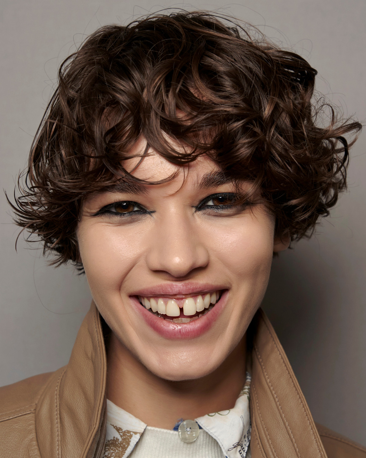 Wet-Look Wavy Dark Brown Pixie Wet-Look Wavy Dark Brown Pixie — Wavy Pixie 2027