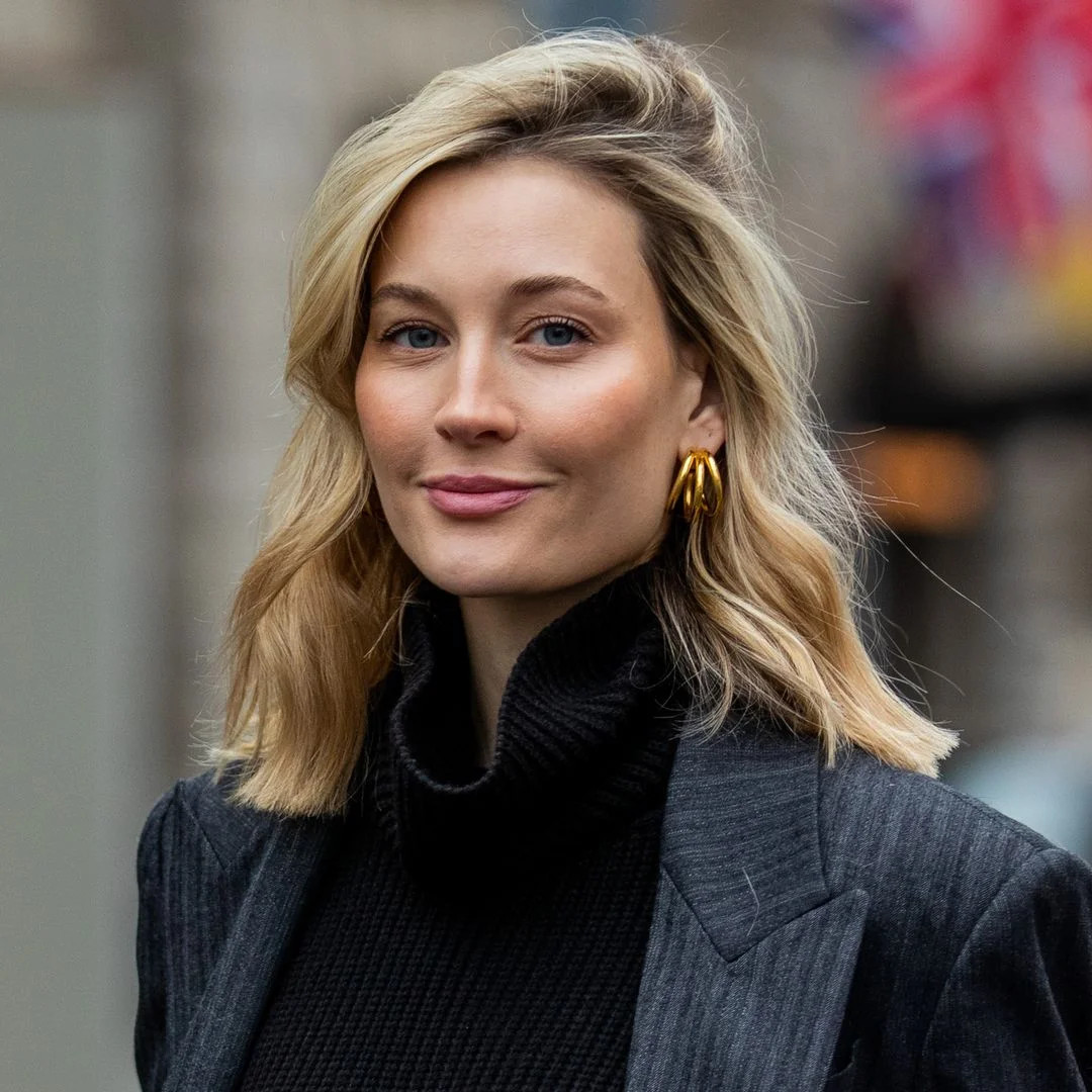 Blunt Collarbone Bob With Golden Highlights Blunt Collarbone Bob With Golden Highlights — Medium Blonde Hair 2027