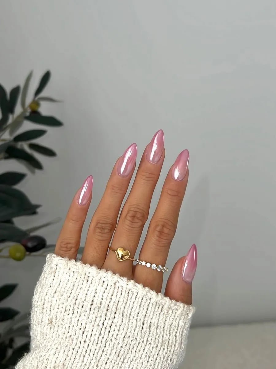 Medium Stiletto Light Pink Iridescent Chrome Medium Stiletto Light Pink Iridescent Chrome — Muted Metallic Nails 2027