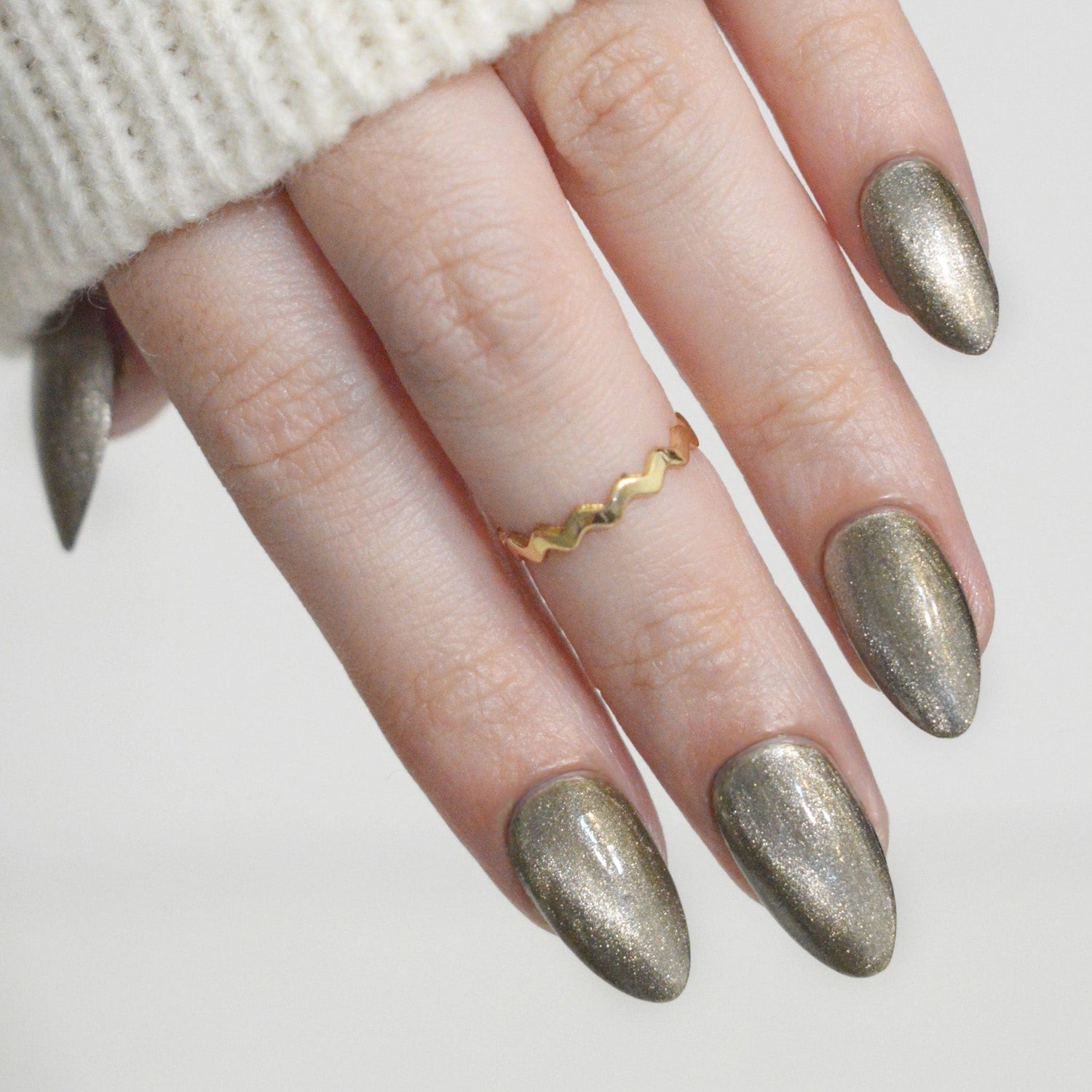 Medium Almond Champagne Gold Cat Eye Medium Almond Champagne Gold Cat Eye — Muted Metallic Nails 2027