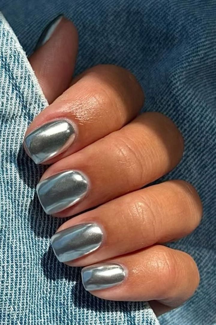Short Oval Uniform Medium Silver Short Oval Uniform Medium Silver — Muted Metallic Nails 2027