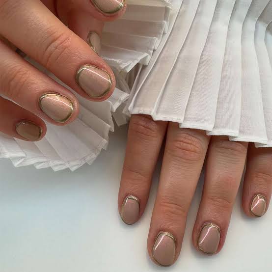 Short Oval Nude Gold Foil Accents Short Oval Nude Gold Foil Accents — Muted Metallic Nails 2027