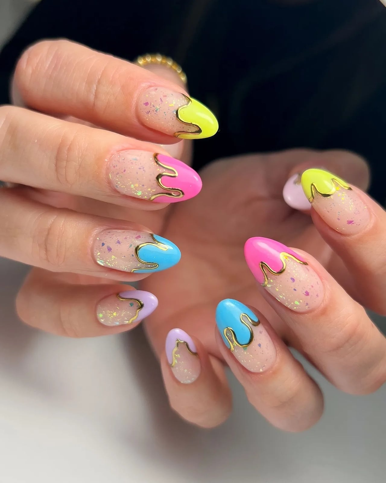 Gold Drip Art Neon Colors Medium Almond Nails Gold Drip Art Neon Colors Medium Almond Nails — Neon Almond Nails 2027