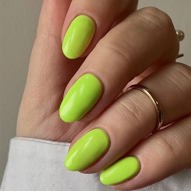 Medium Oval Solid Neon Green Glossy Nails, With Perfect Reflections Medium Oval Solid Neon Green Glossy Nails, With Perfect Reflections — Neon Oval Nails 2027