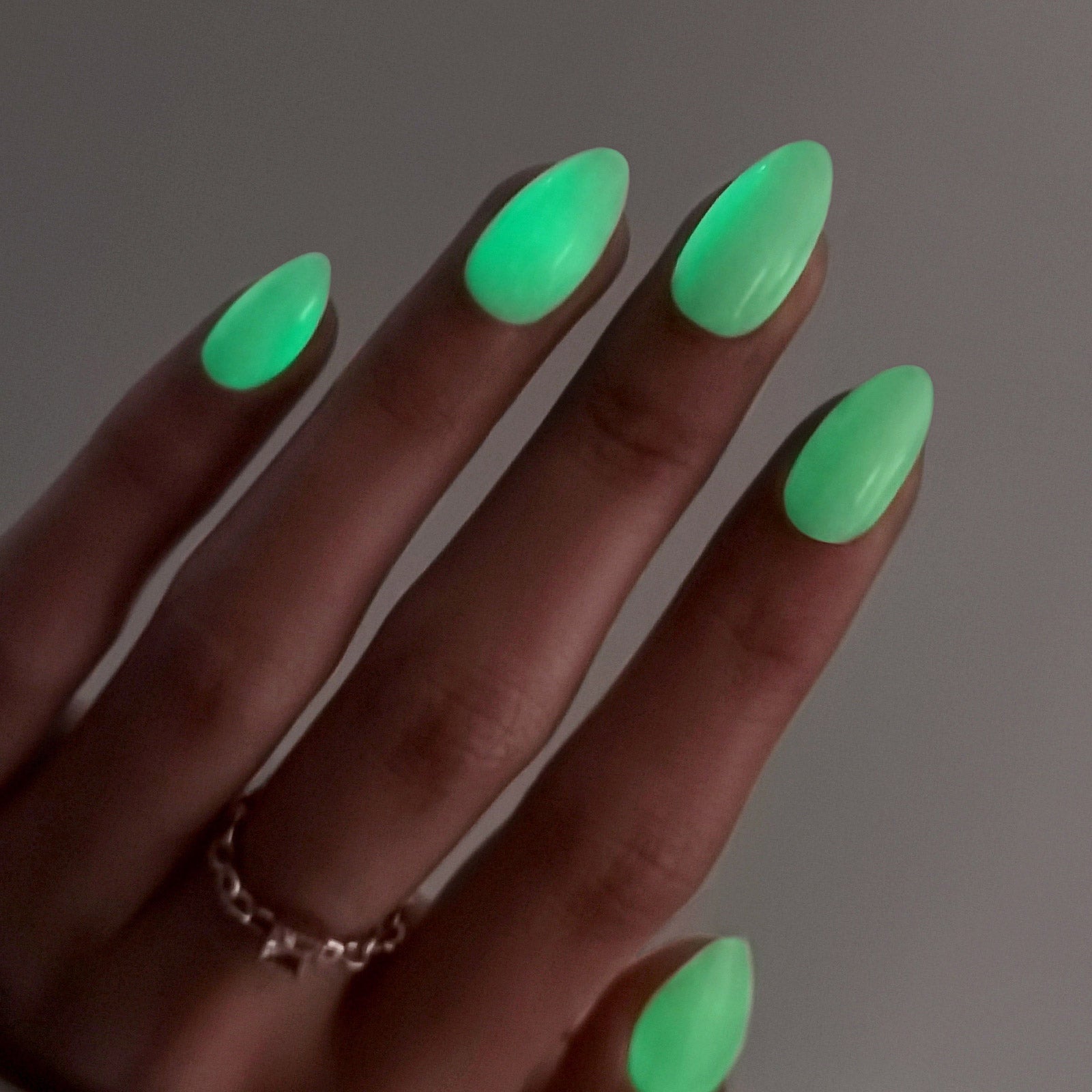 Oval Medium Matte Neon Green Glow Nails Oval Medium Matte Neon Green Glow Nails — Neon Oval Nails 2027