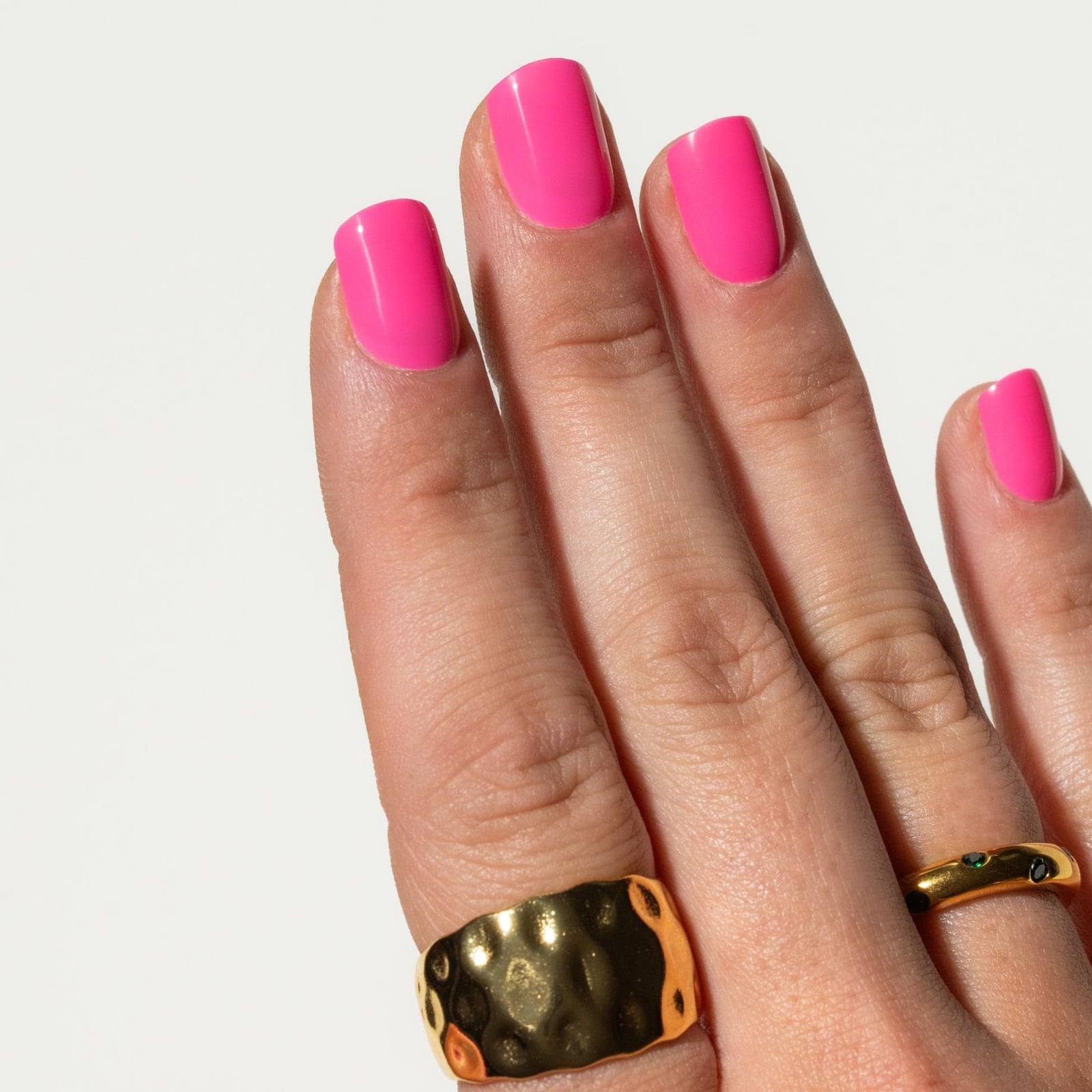 Short Square Neon Pink Nails with Chunky Rings Short Square Neon Pink Nails with Chunky Rings — Neon Pink Nails 2027