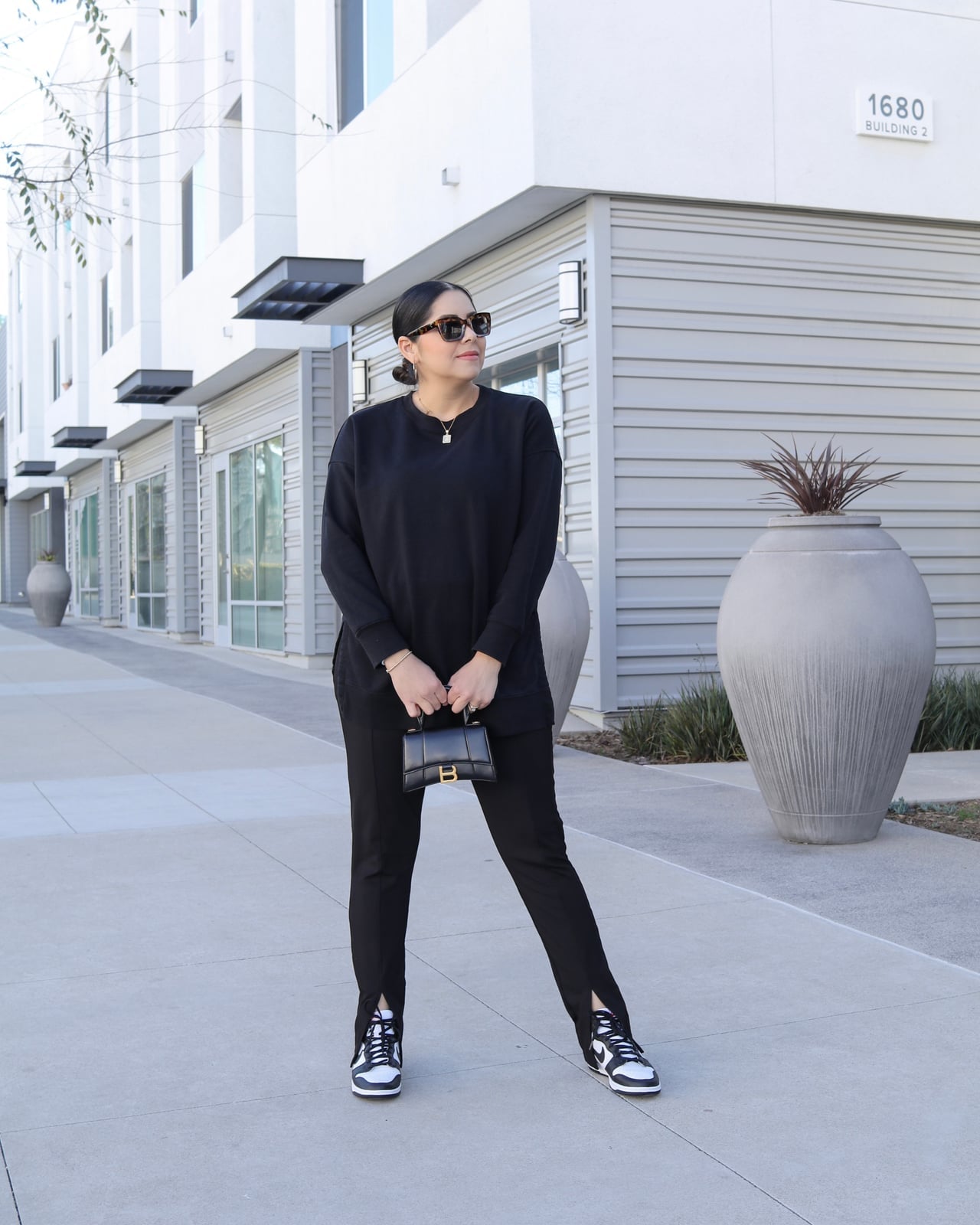 Black and White High Top Dunks with an Oversized Sweatshirt Black and White High Top Dunks with an Oversized Sweatshirt — Nike Dunk Outfits 2027