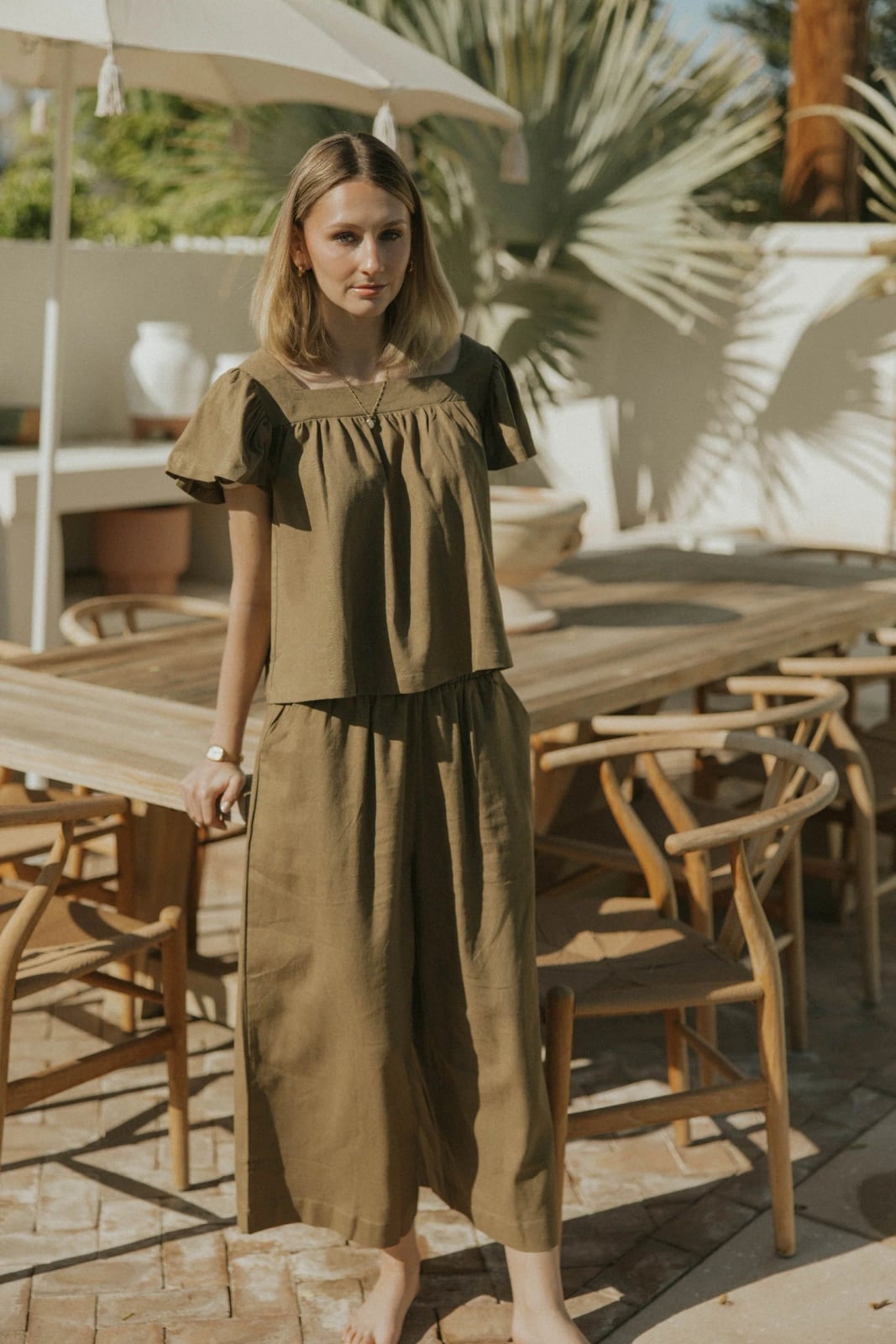 Olive Green Linen Set Puff Sleeve Top, Gold Pendant Necklace Olive Green Linen Set Puff Sleeve Top, Gold Pendant Necklace — Olive Green Wide Leg Pants Outfits 2027